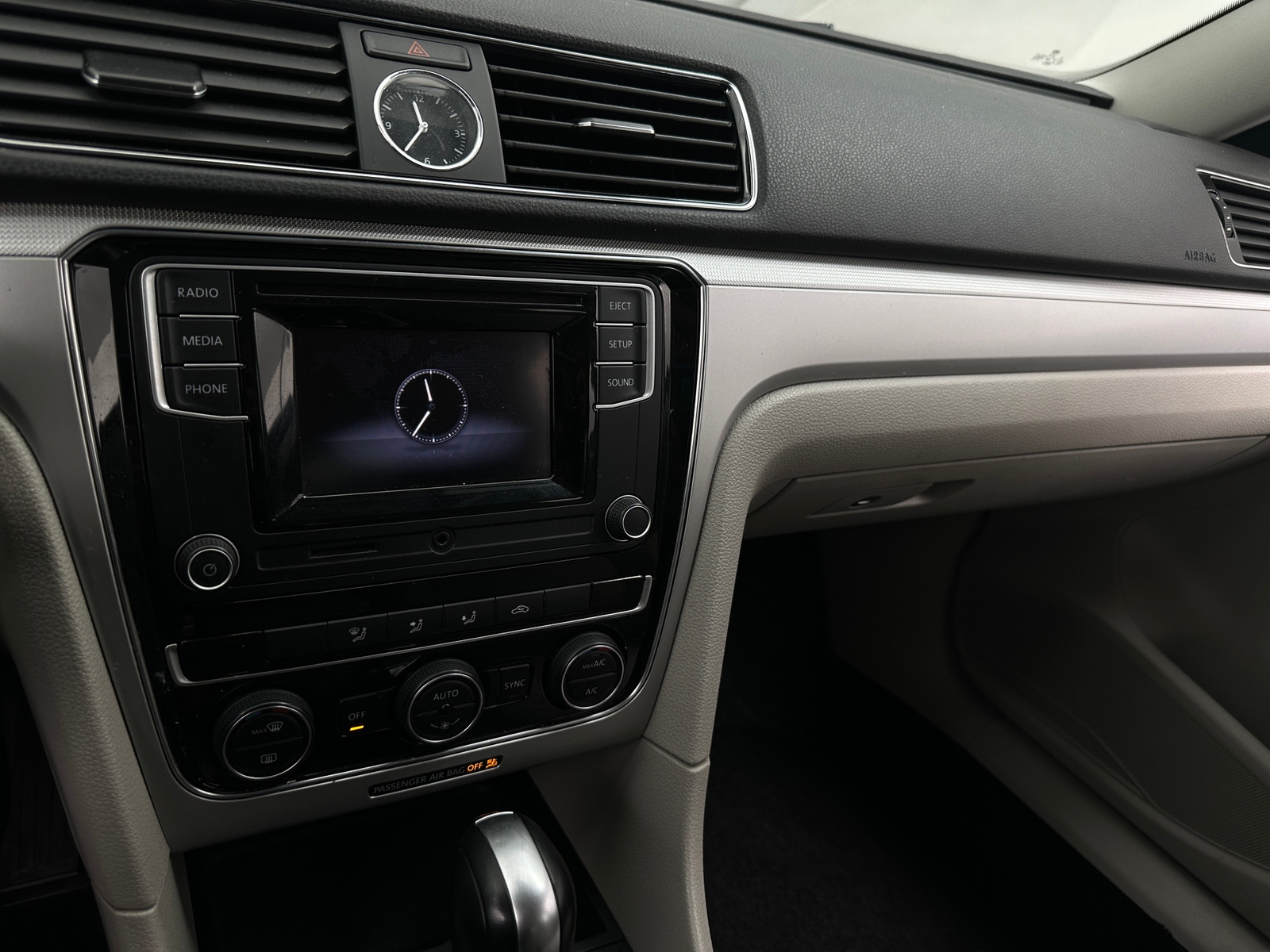 Thumbnail: 2017 Volkswagen Passat - 4