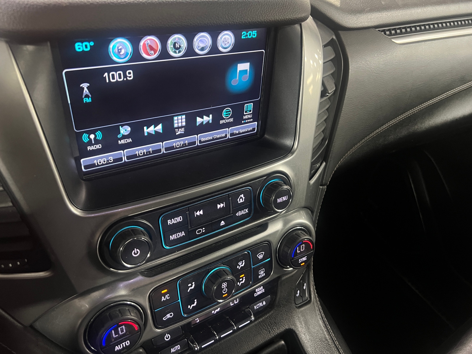 Thumbnail: 2018 Chevrolet Suburban - 3