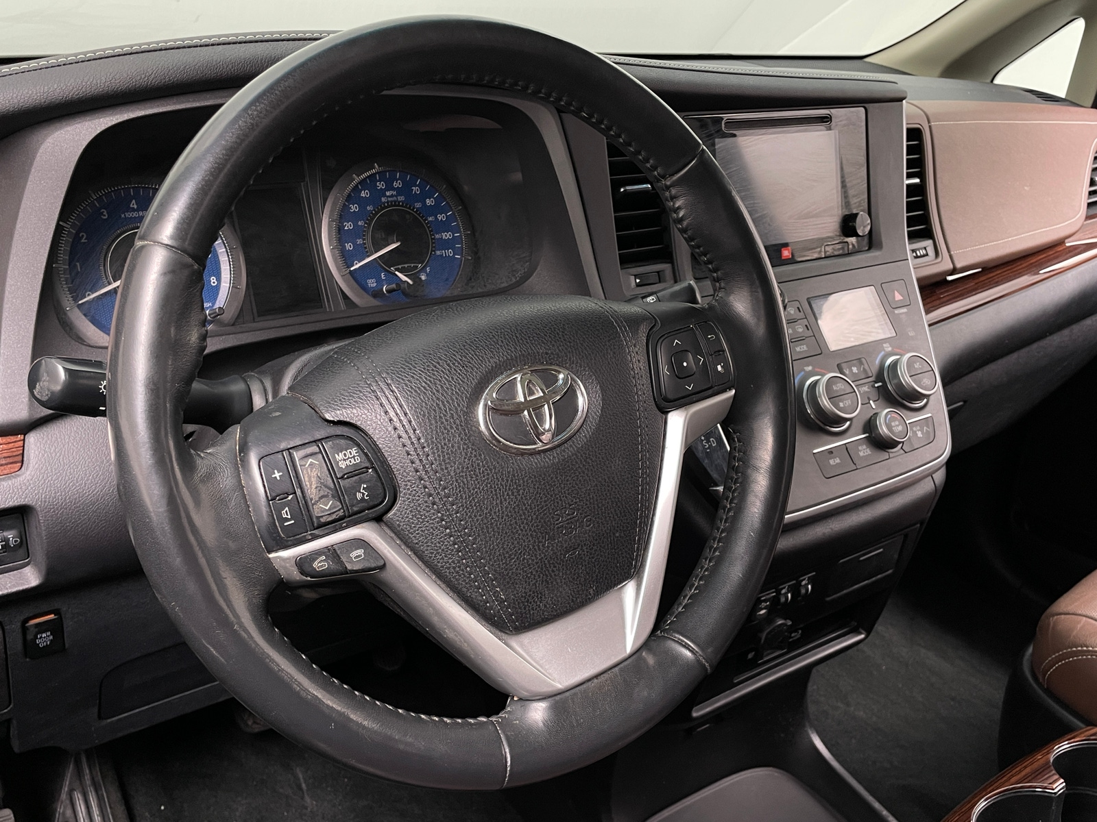 Thumbnail: 2015 Toyota Sienna - 4