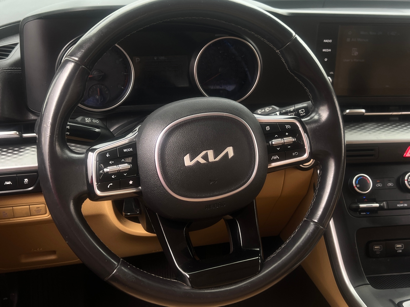 Thumbnail: 2023 Kia Carnival - 4