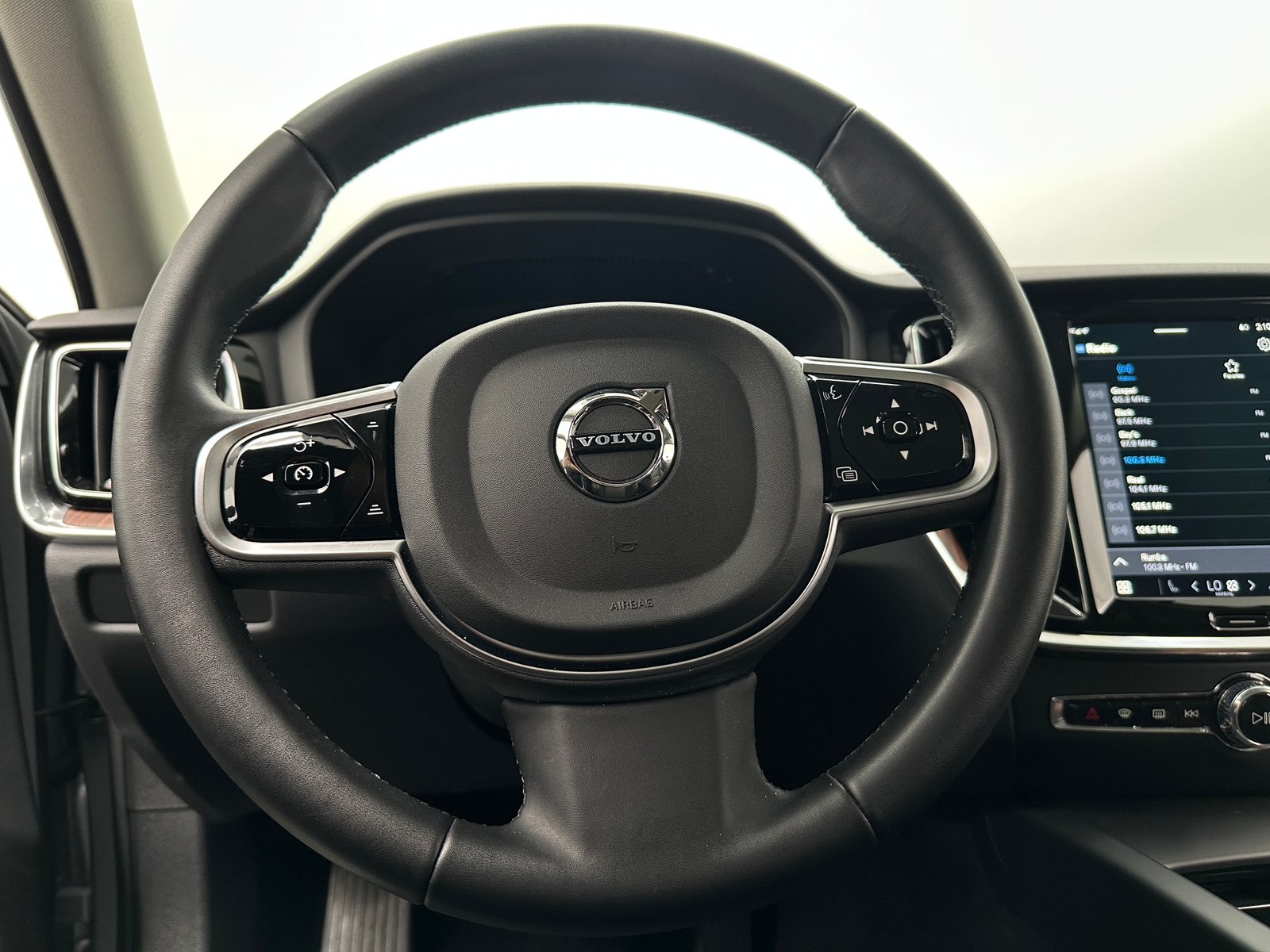 Thumbnail: 2025 Volvo V60 - 4