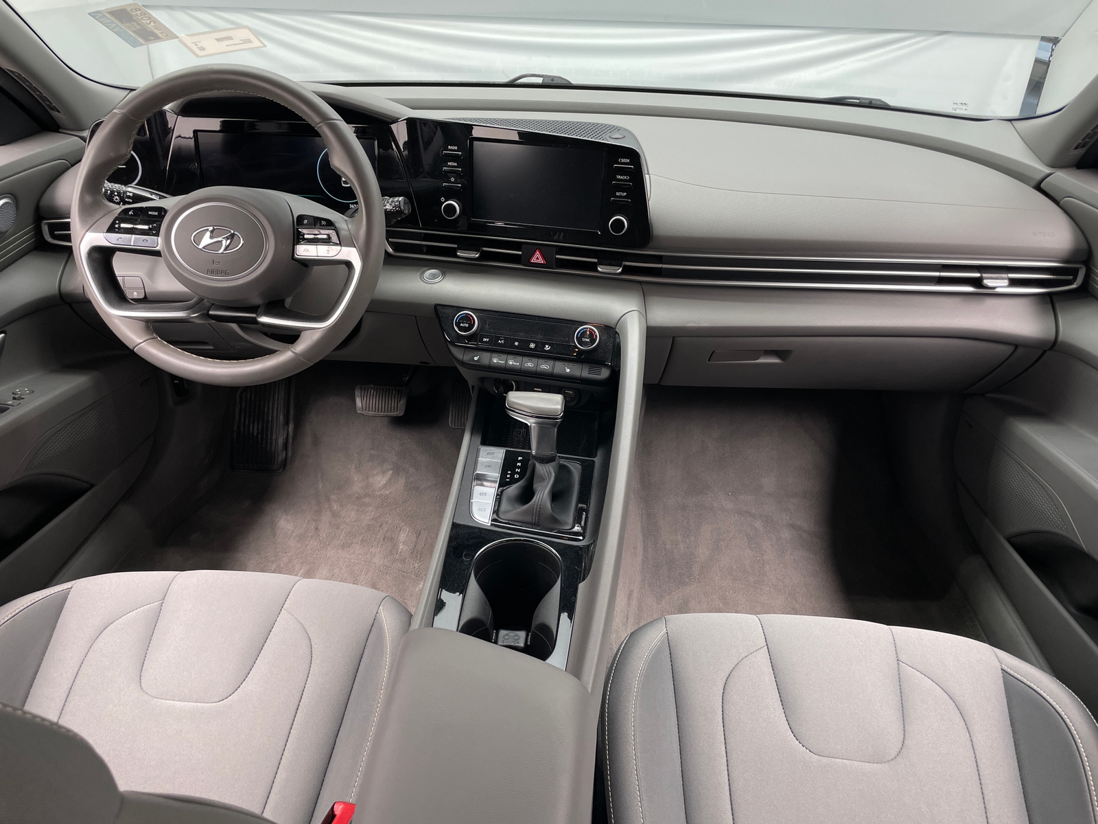 Thumbnail: 2022 Hyundai Elantra - 3