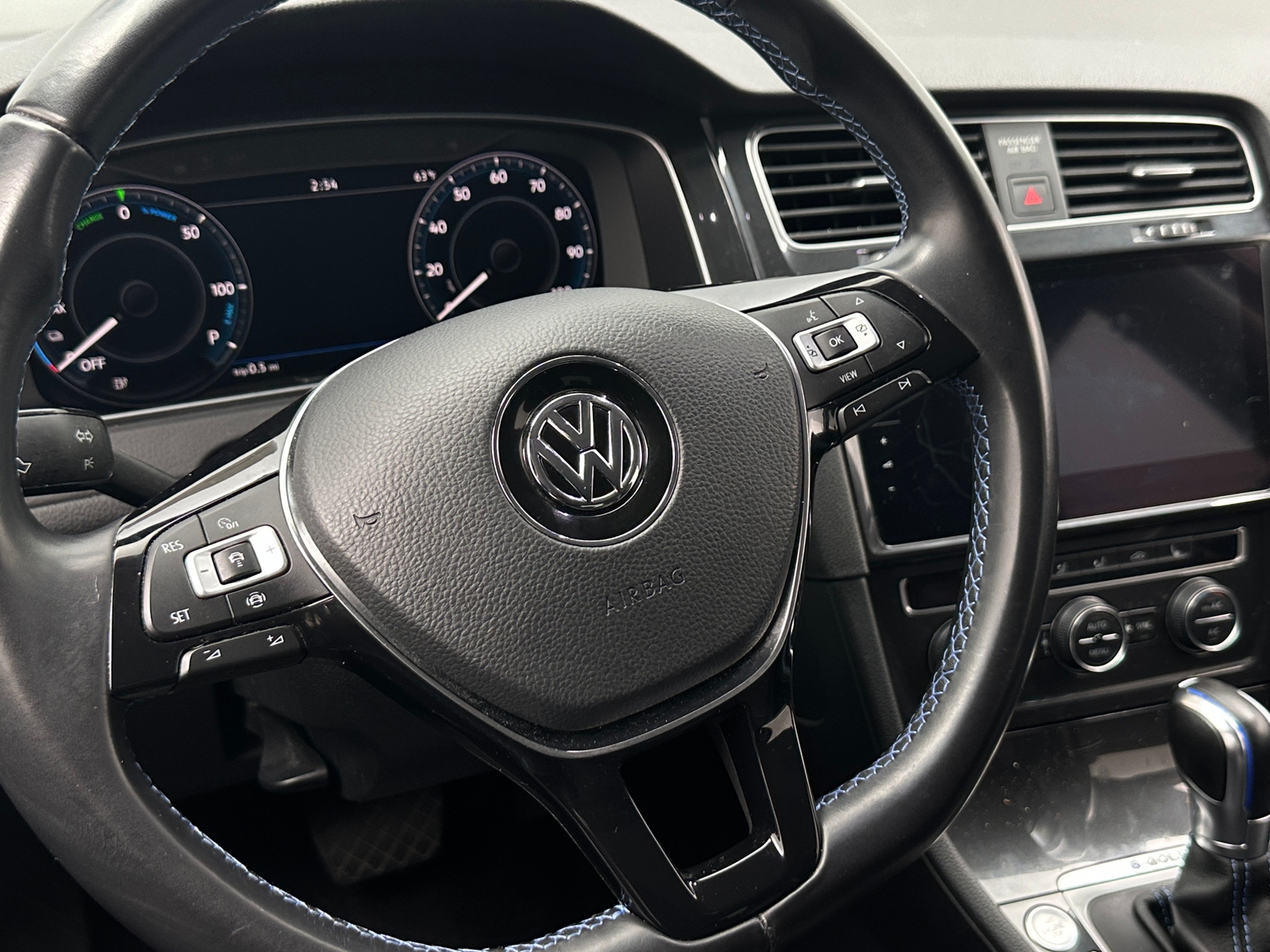 Thumbnail: 2019 Volkswagen e-Golf - 4