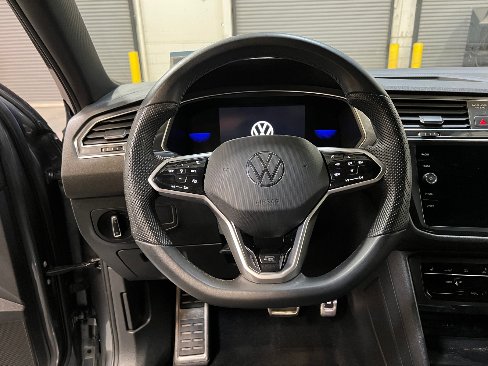 Thumbnail: 2022 Volkswagen Tiguan - 4