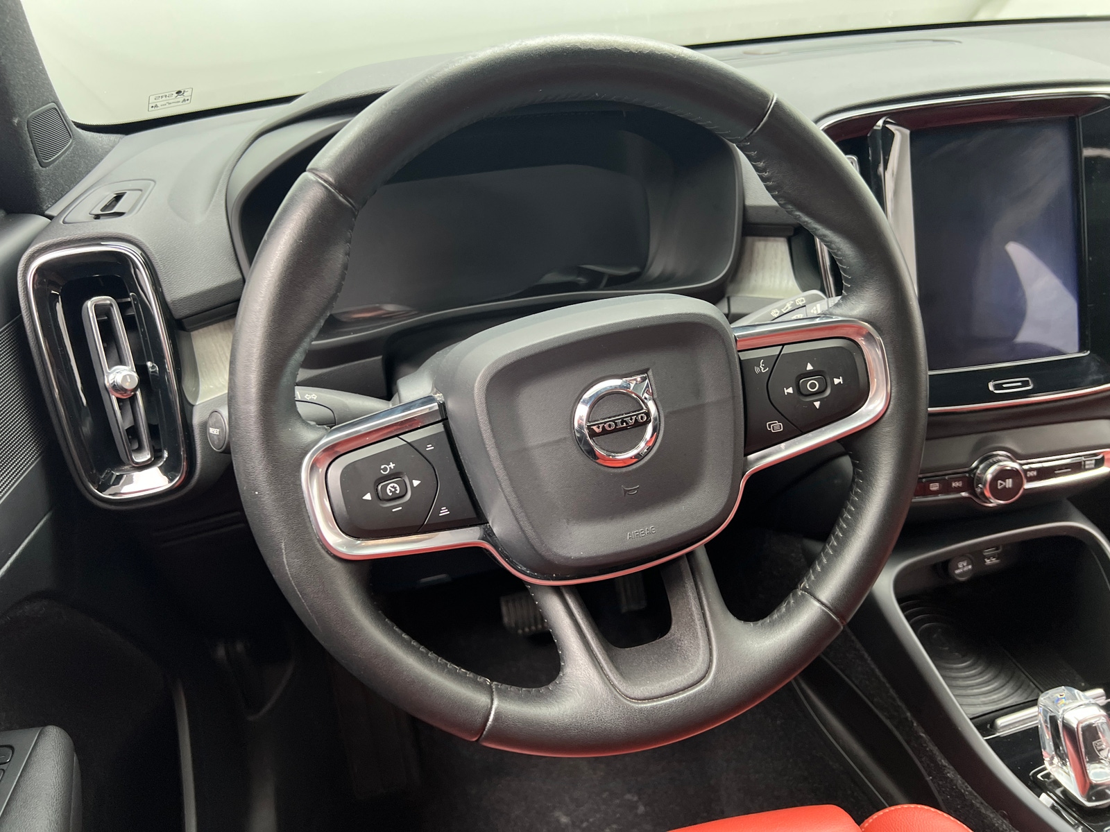 Thumbnail: 2019 Volvo XC40 - 4