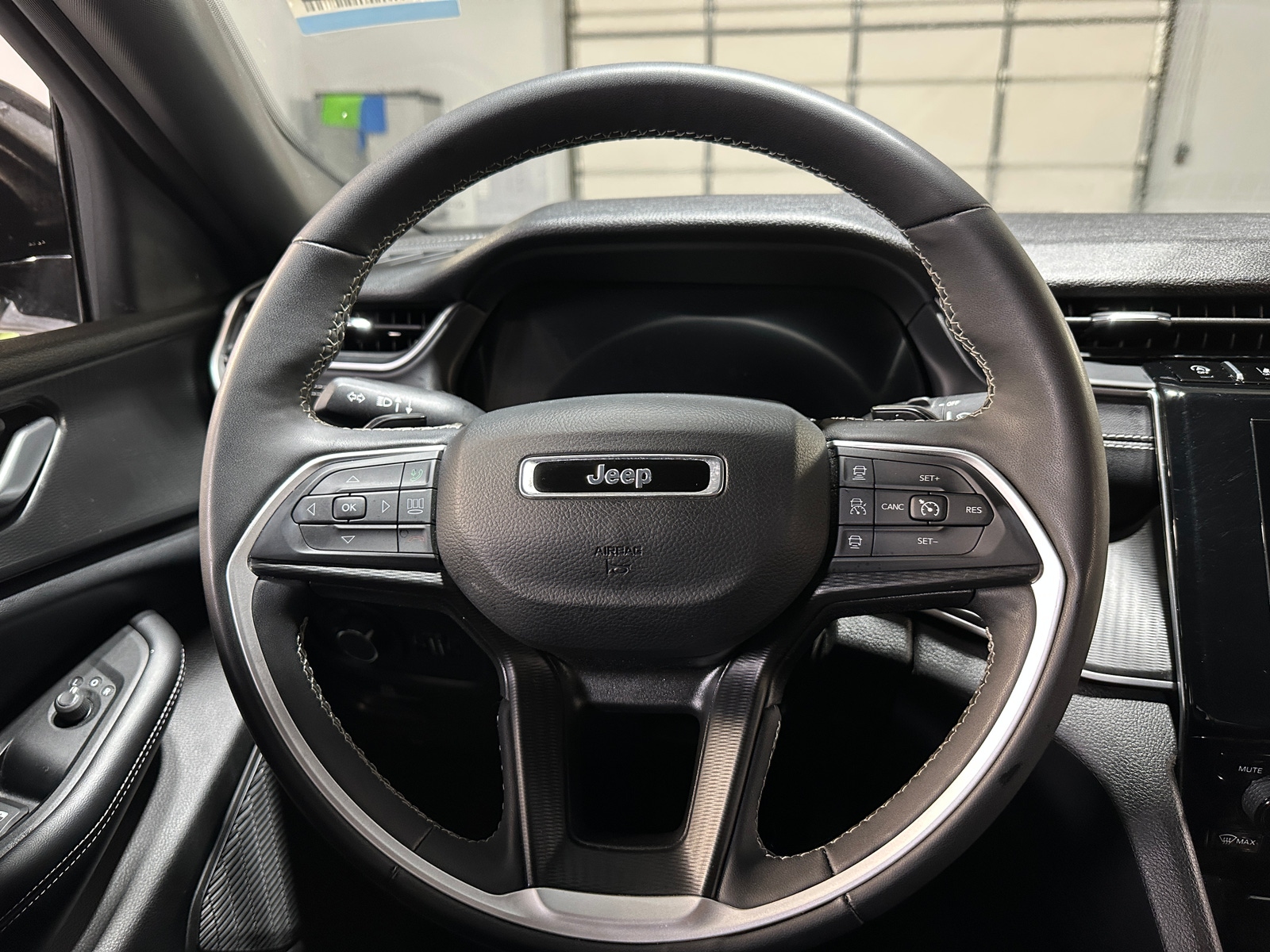 Thumbnail: 2024 Jeep Grand Cherokee L - 4