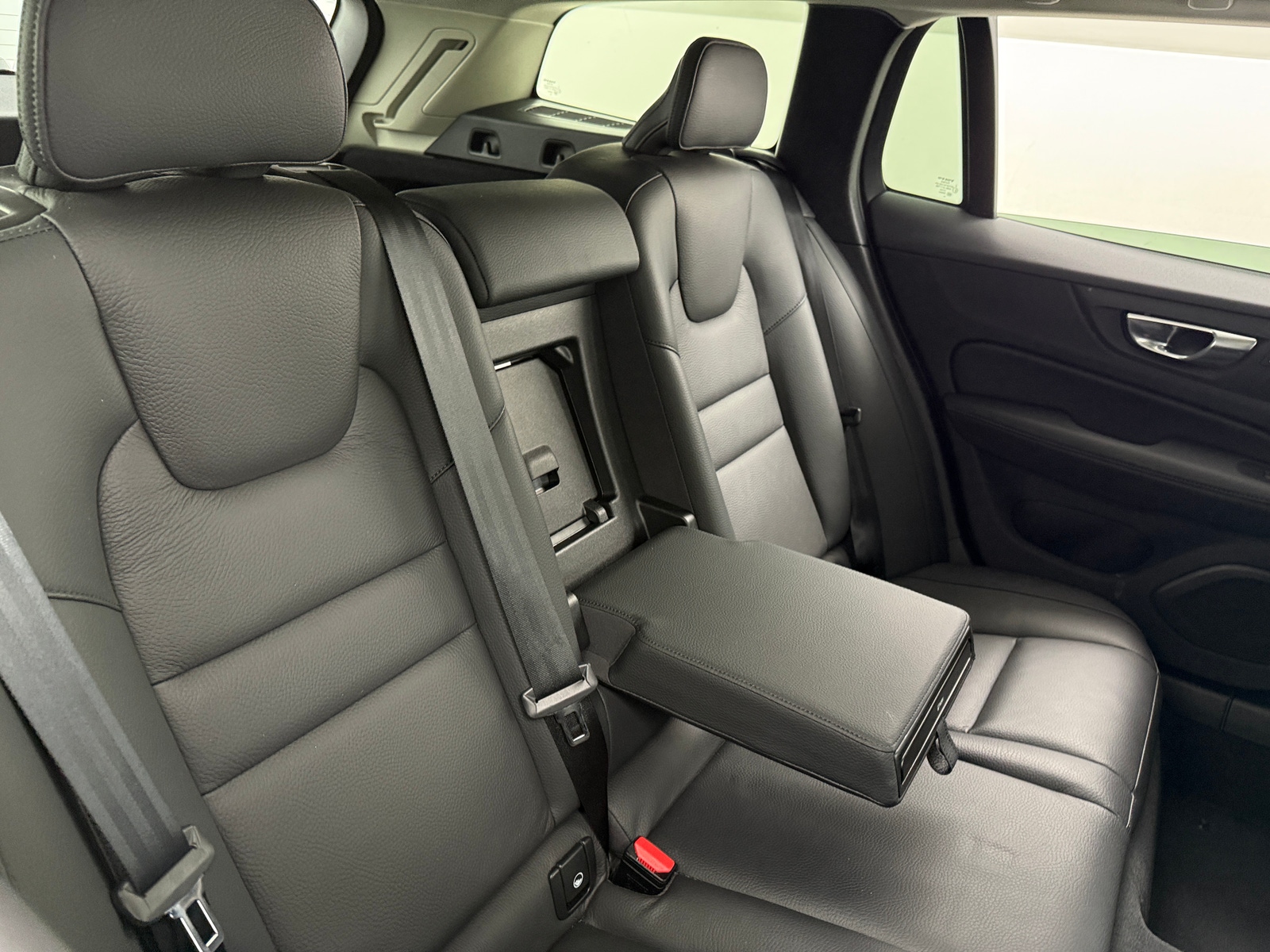 Thumbnail: 2025 Volvo V60 - 5