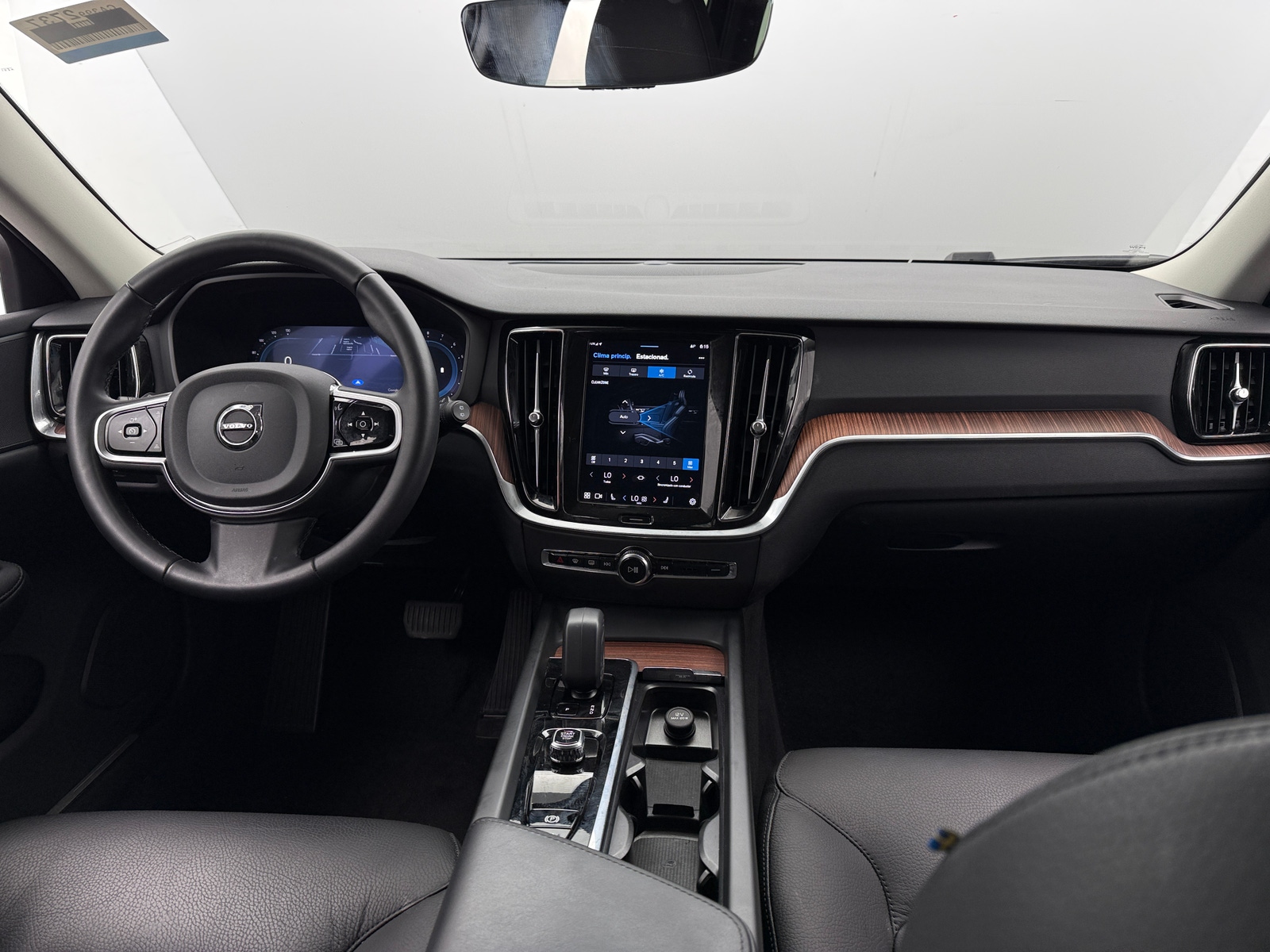 Thumbnail: 2025 Volvo V60 - 2