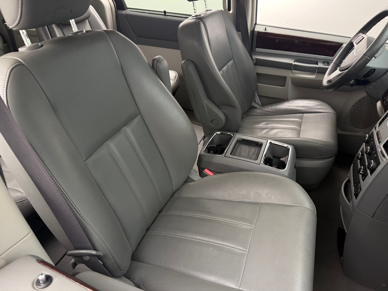 Thumbnail: 2010 Chrysler Town & Country - 2