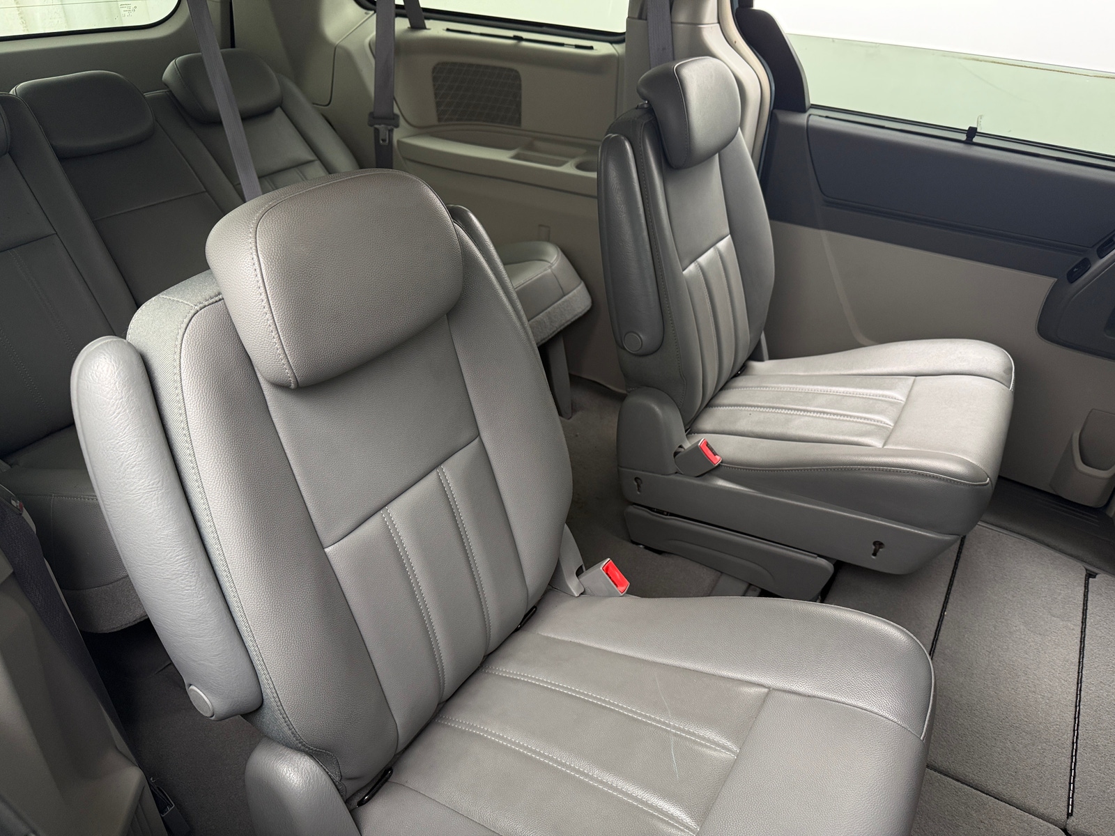 Thumbnail: 2010 Chrysler Town & Country - 6