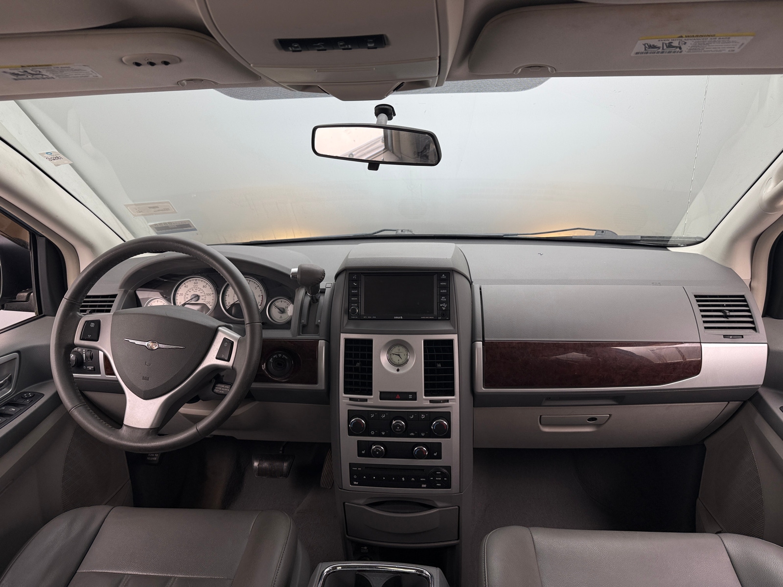 Thumbnail: 2010 Chrysler Town & Country - 3