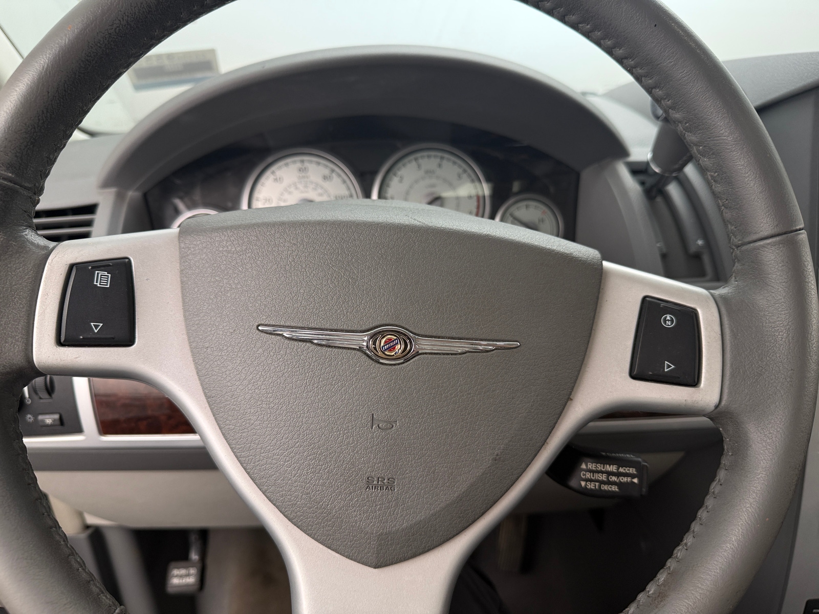 Thumbnail: 2010 Chrysler Town & Country - 5