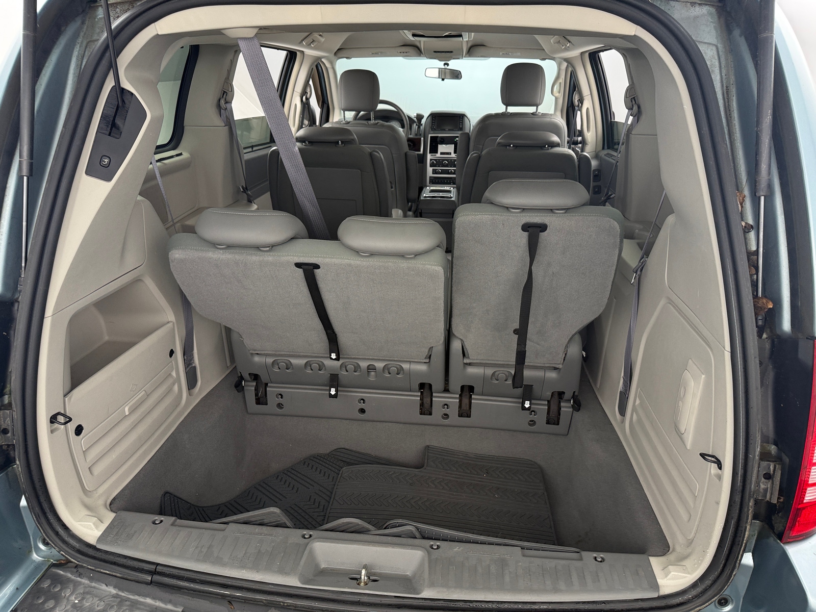 Thumbnail: 2010 Chrysler Town & Country - 7