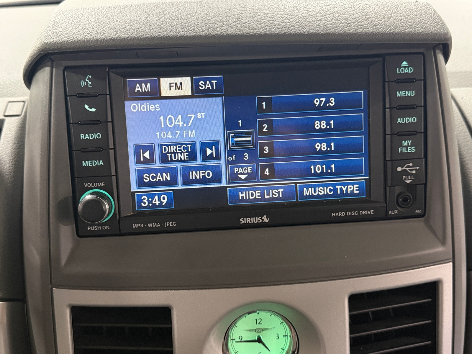 Thumbnail: 2010 Chrysler Town & Country - 4