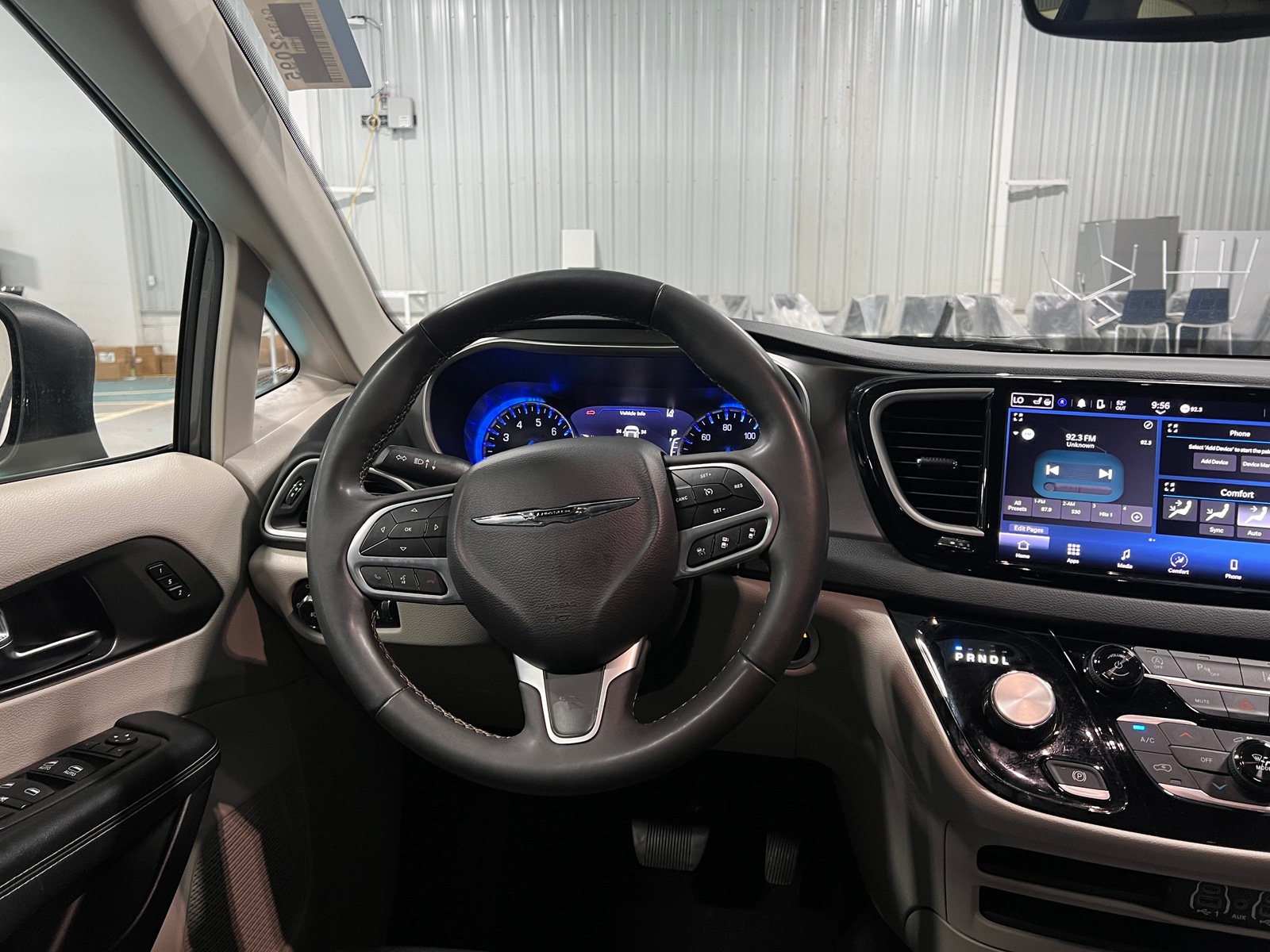 Thumbnail: 2023 Chrysler Pacifica - 4