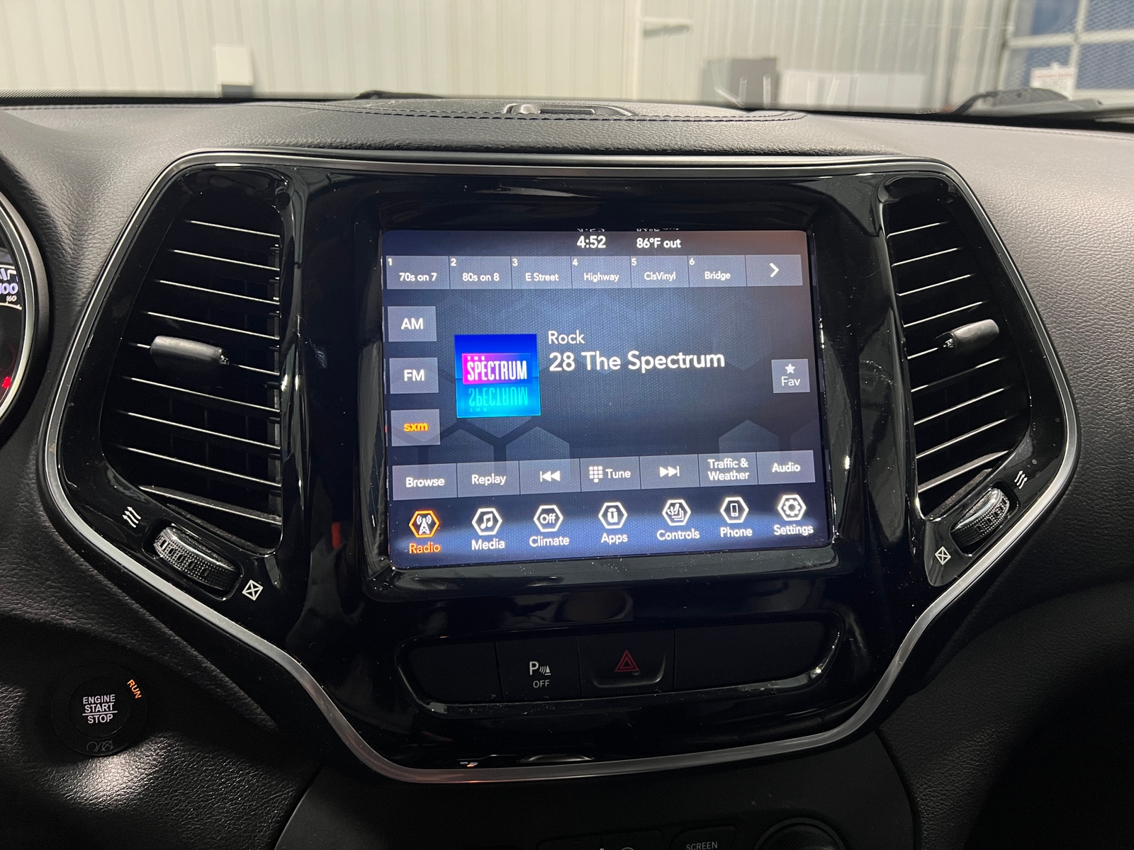 Thumbnail: 2020 Jeep Cherokee - 3