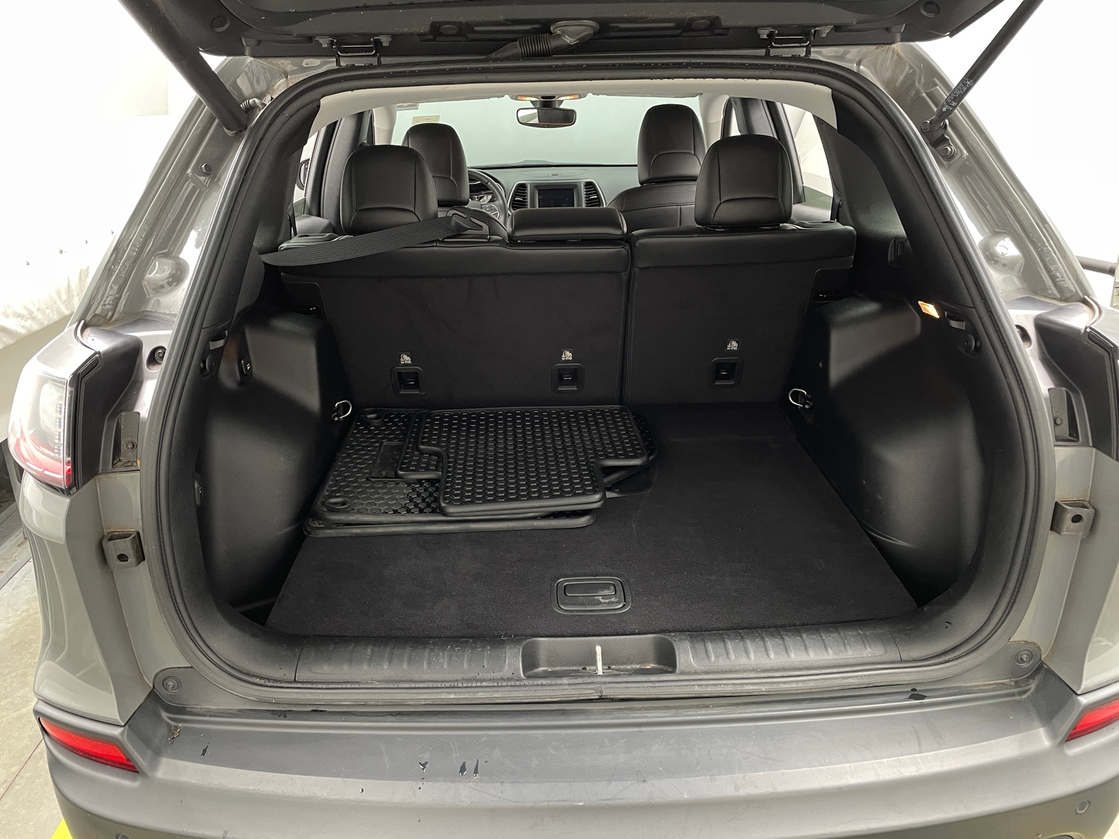 Thumbnail: 2019 Jeep Cherokee - 6