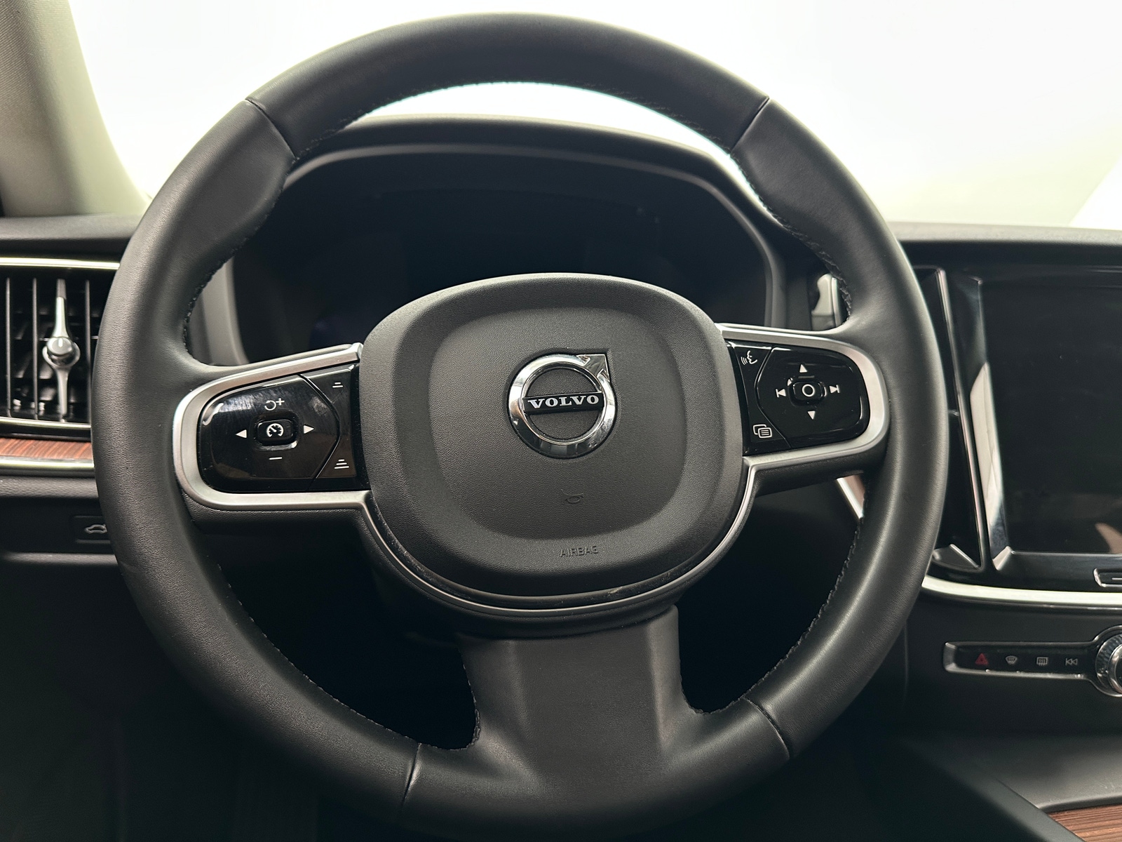 Thumbnail: 2025 Volvo V60 - 4