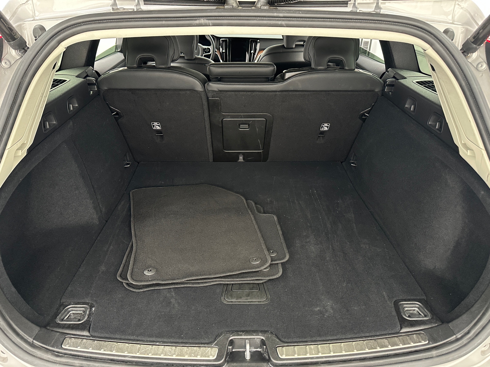 Thumbnail: 2025 Volvo V60 - 6