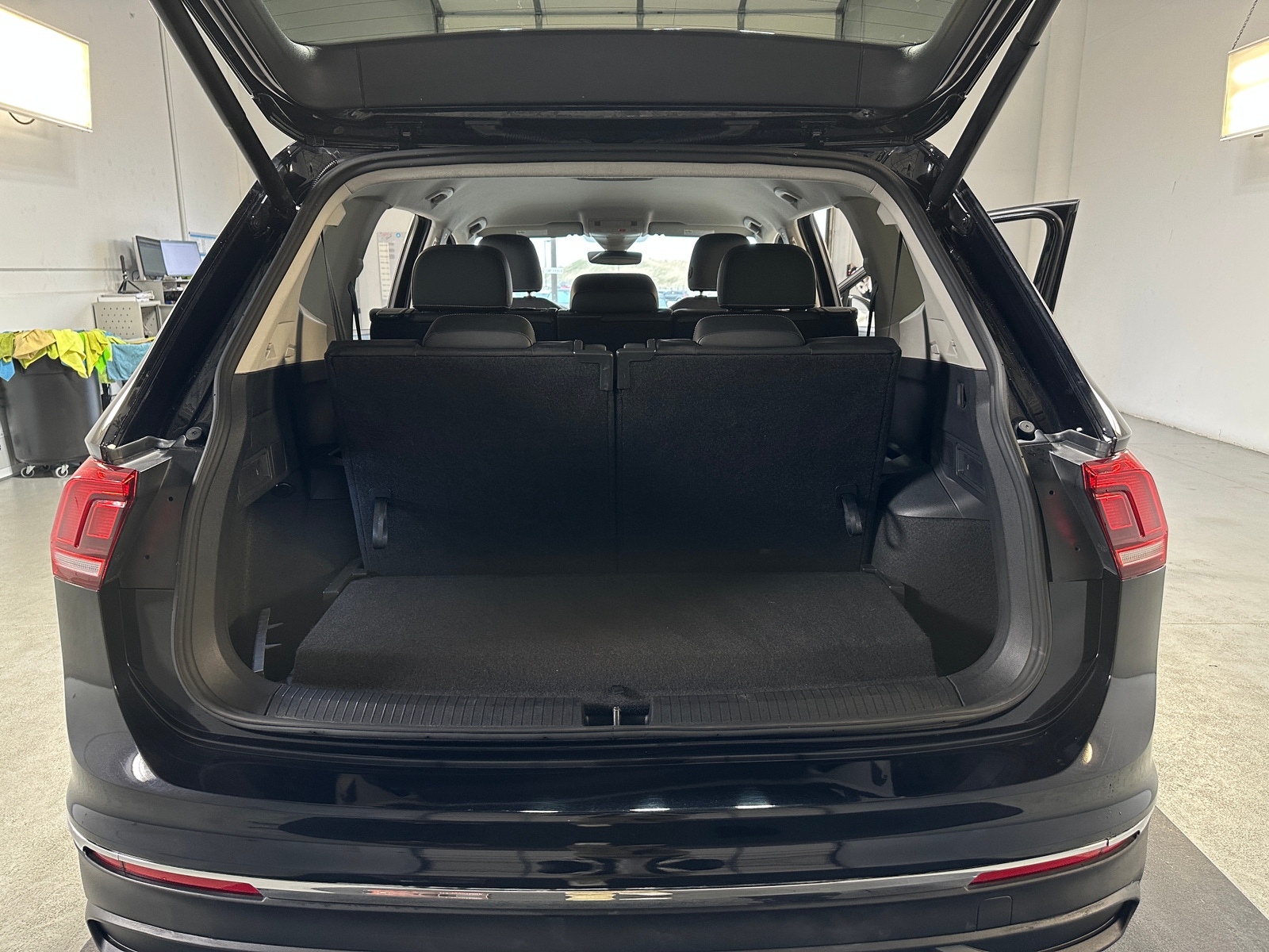 Thumbnail: 2024 Volkswagen Tiguan - 6