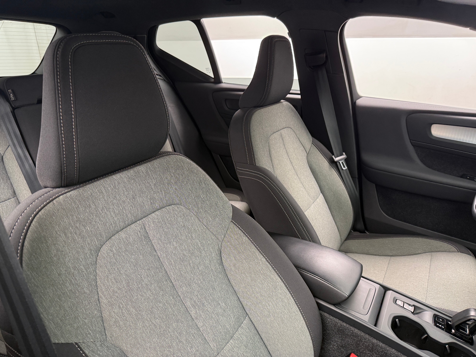 Thumbnail: 2024 Volvo XC40 - 2