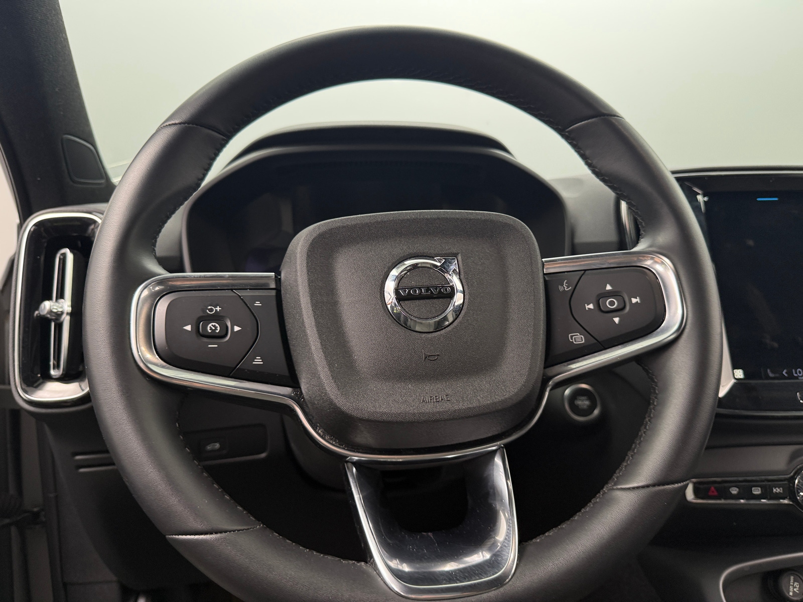 Thumbnail: 2024 Volvo XC40 - 5