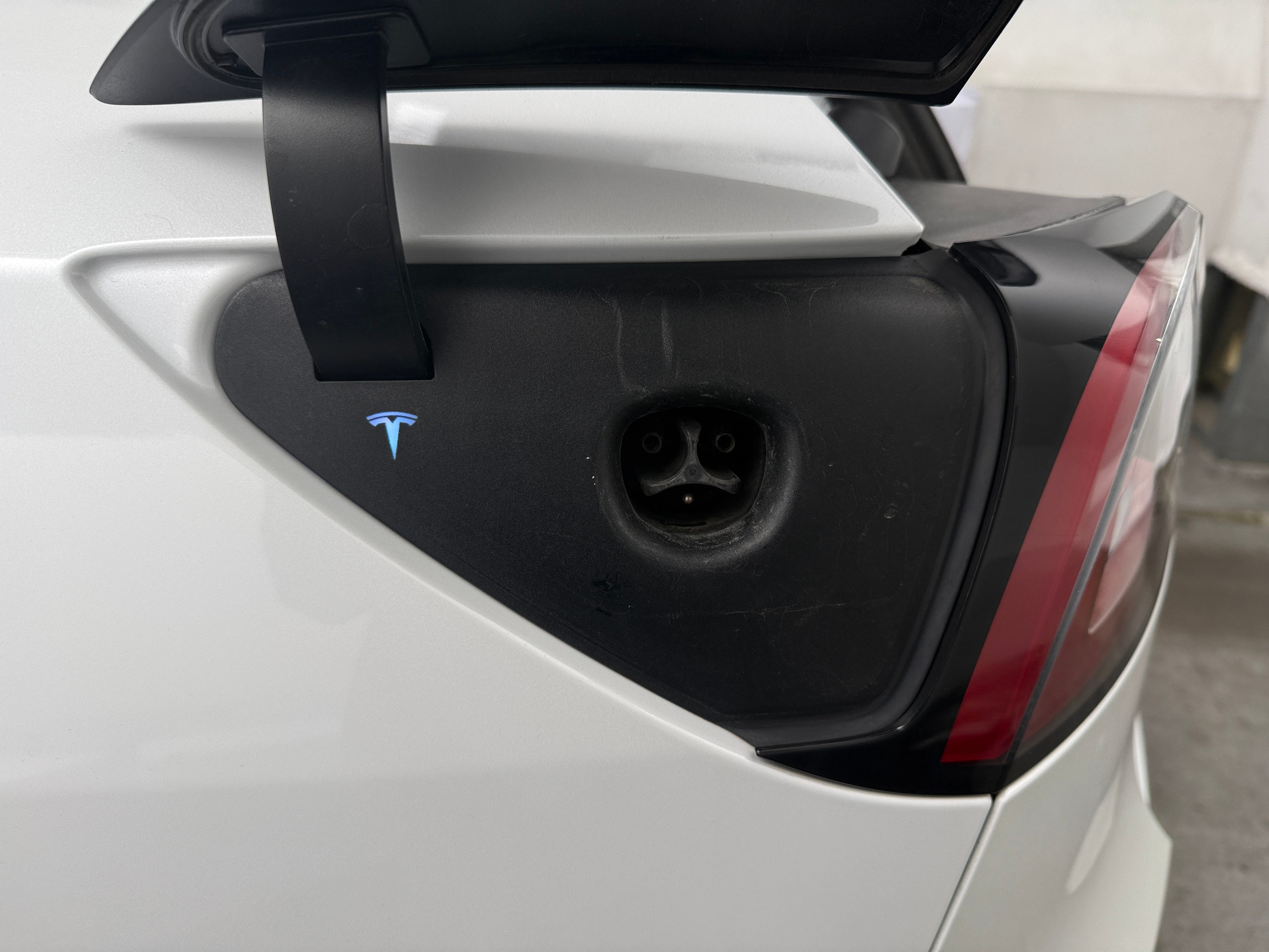 Used 2021 Tesla Model Y Long Range with VIN 5YJYGAEEXMF232055 for sale in Oak Creek, WI