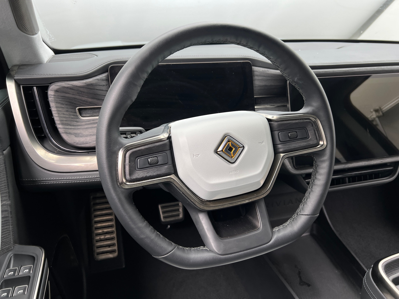 Thumbnail: 2024 Rivian R1S - 4