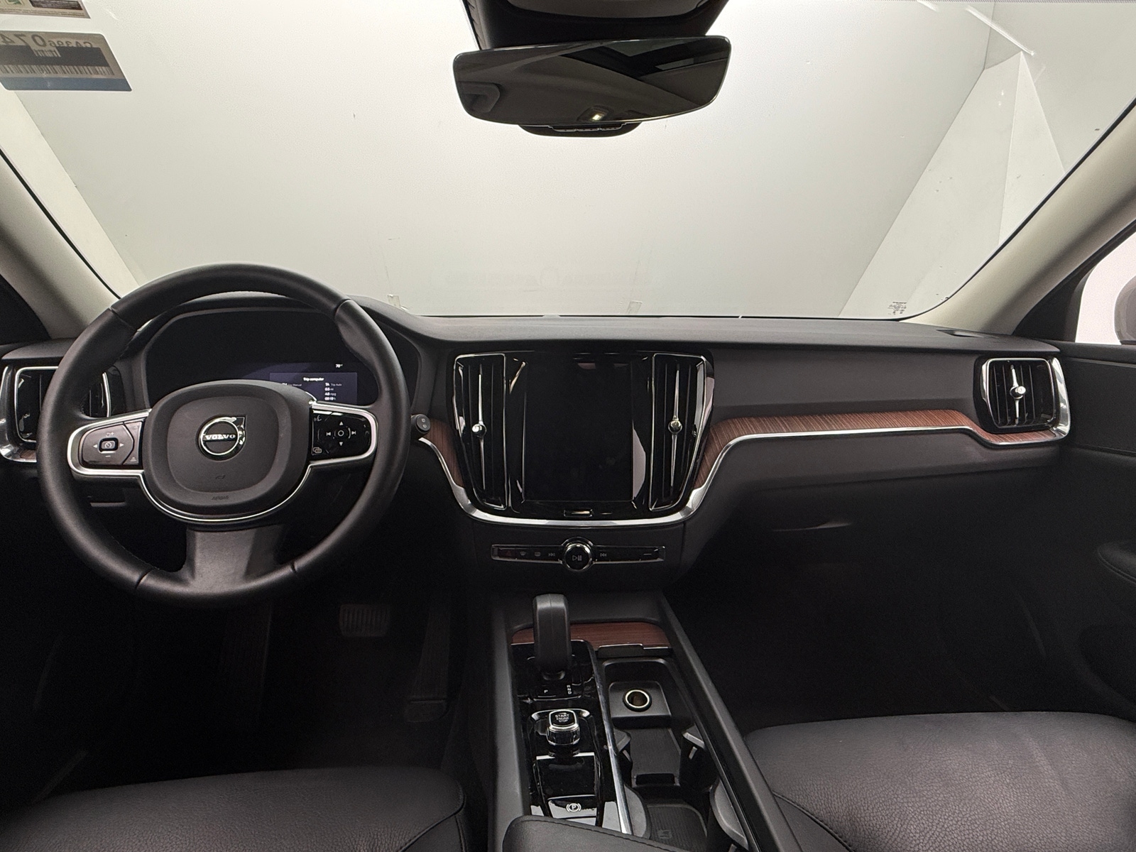 Thumbnail: 2025 Volvo V60 - 2