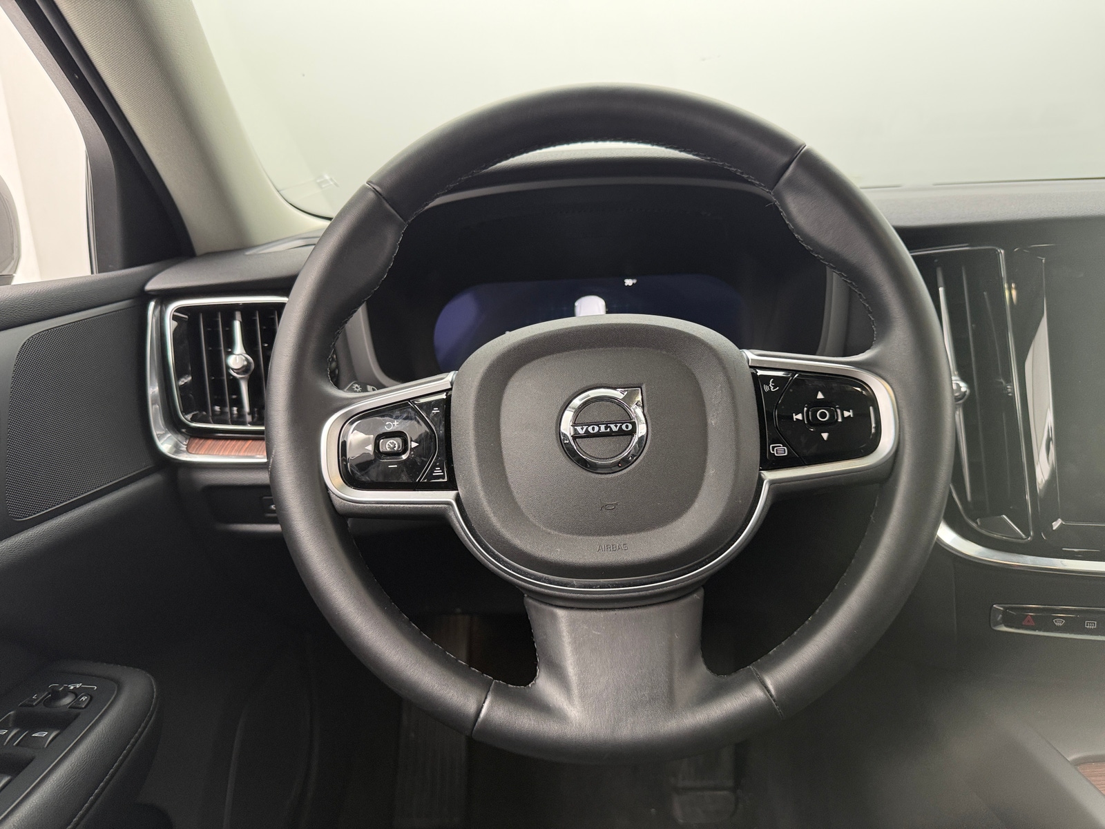 Thumbnail: 2025 Volvo V60 - 4