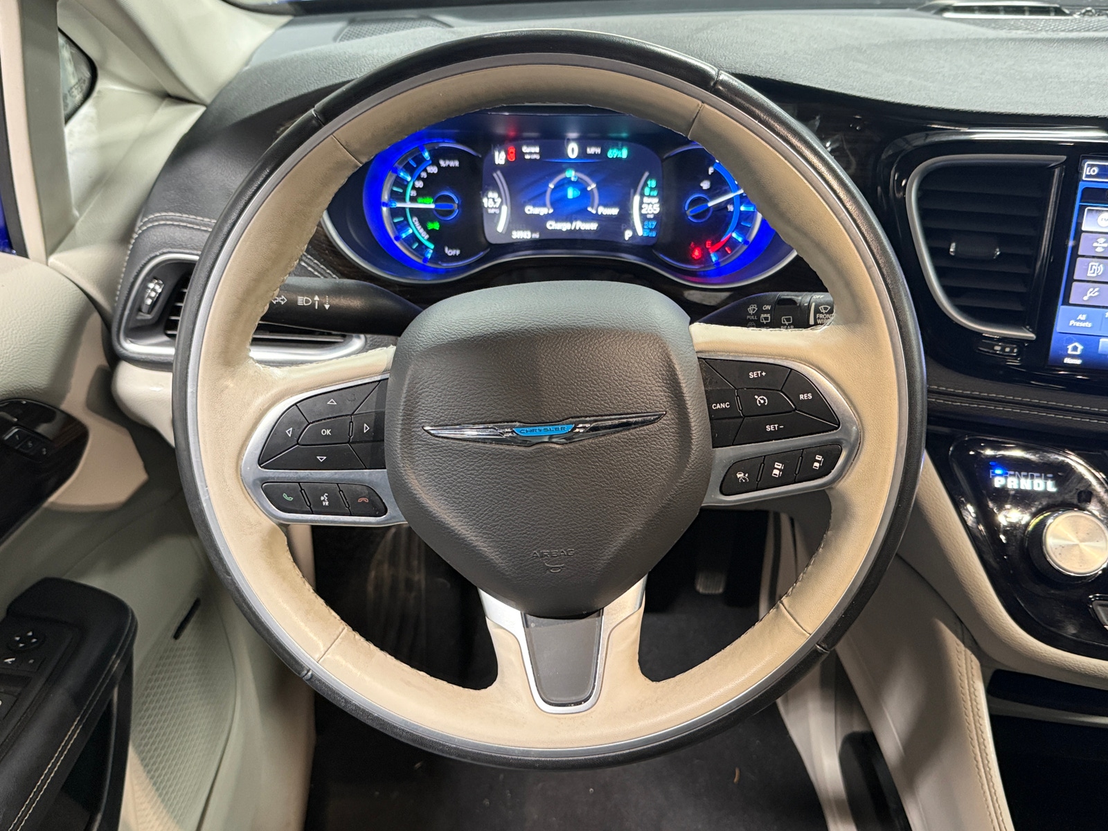 Thumbnail: 2021 Chrysler Pacifica - 4