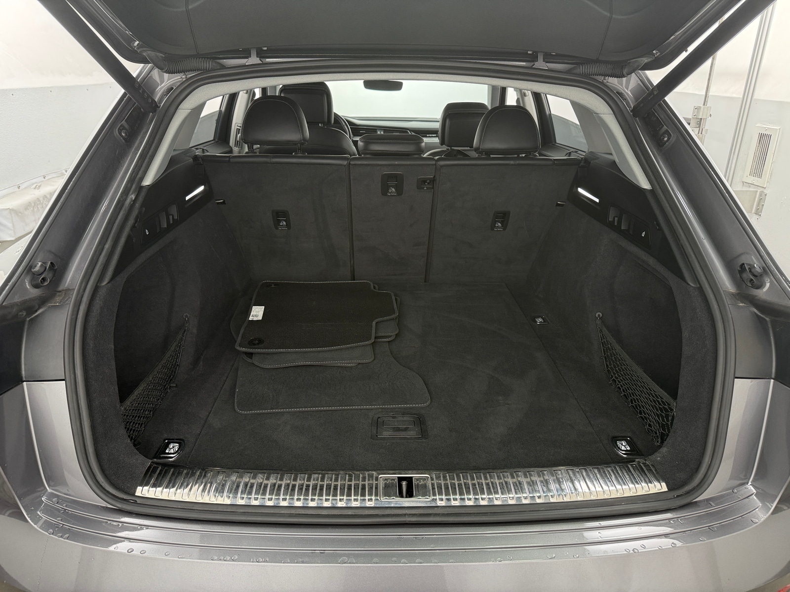 Thumbnail: 2021 Audi e-tron - 6