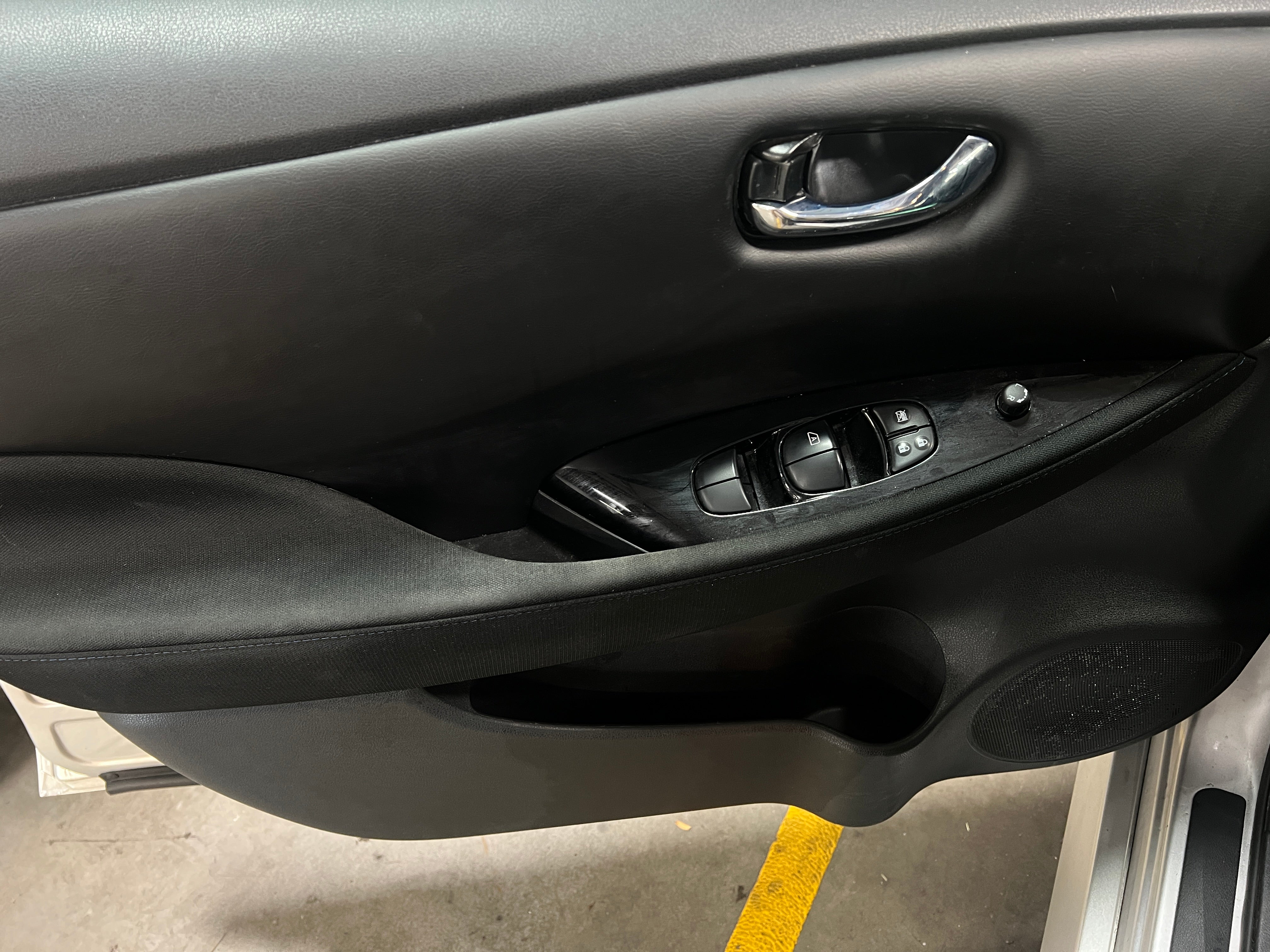 Used 2022 Nissan LEAF SV with VIN 1N4AZ1CV8NC563560 for sale in Oak Creek, WI