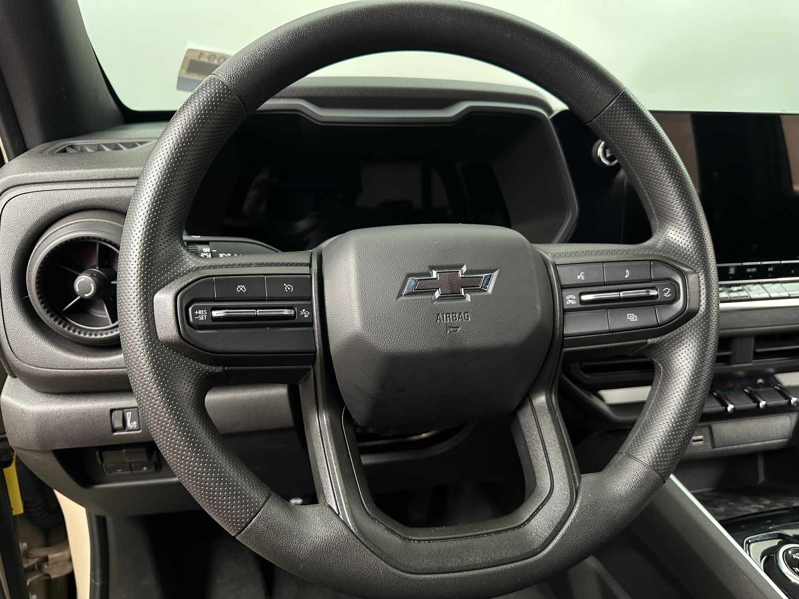 Thumbnail: 2023 Chevrolet Colorado - 5