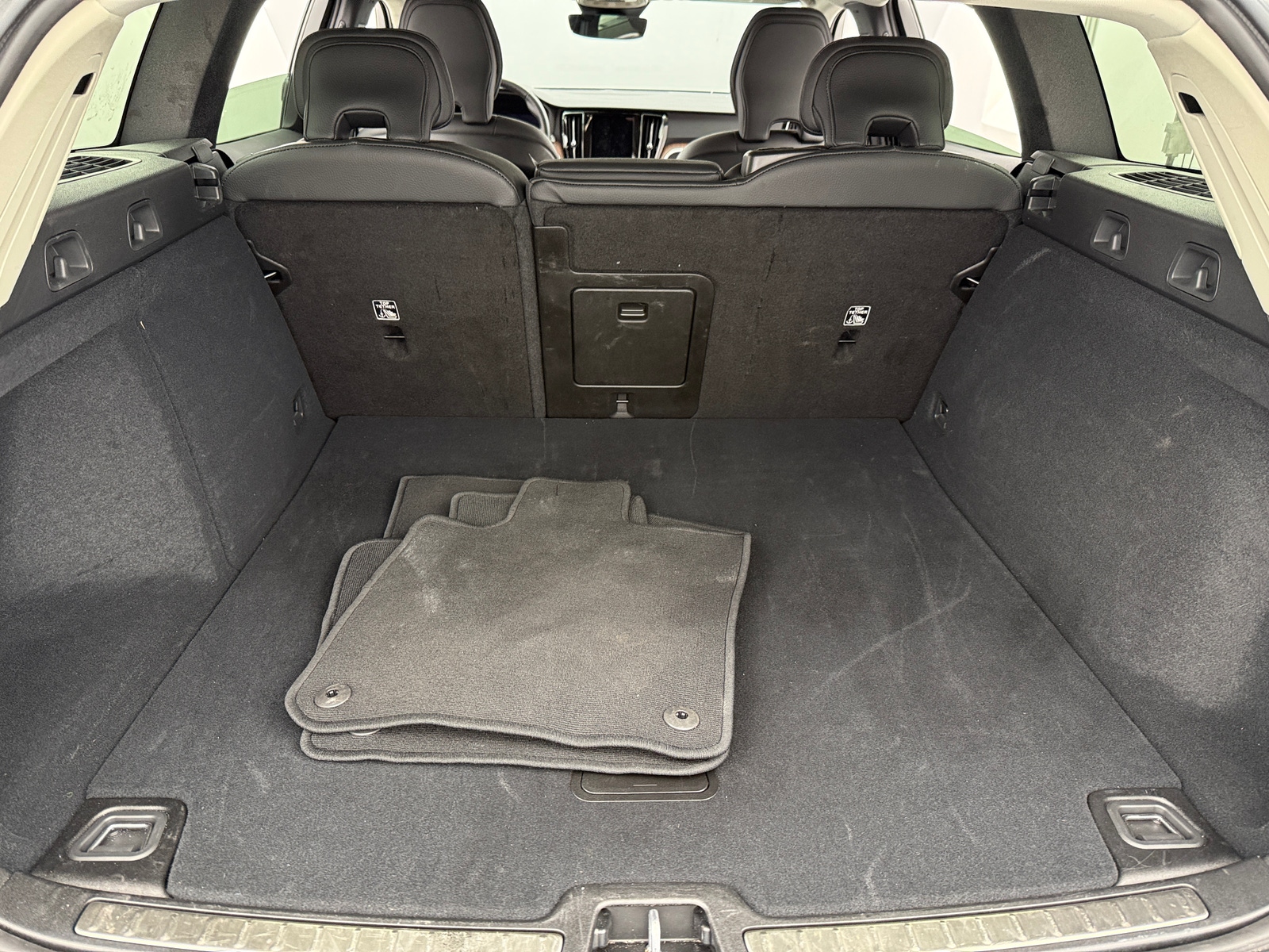 Thumbnail: 2025 Volvo V60 - 6