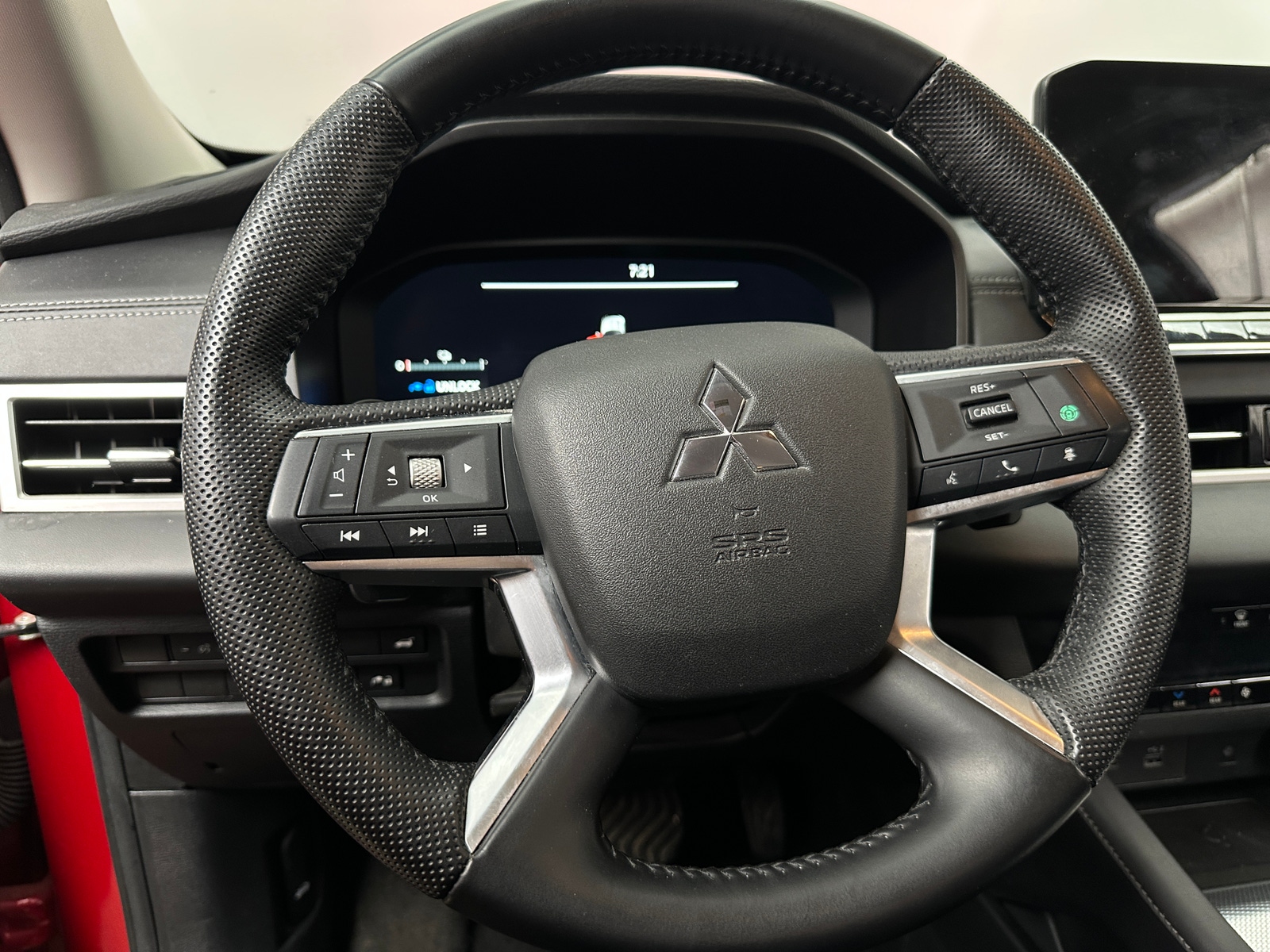 Thumbnail: 2023 Mitsubishi Outlander - 4