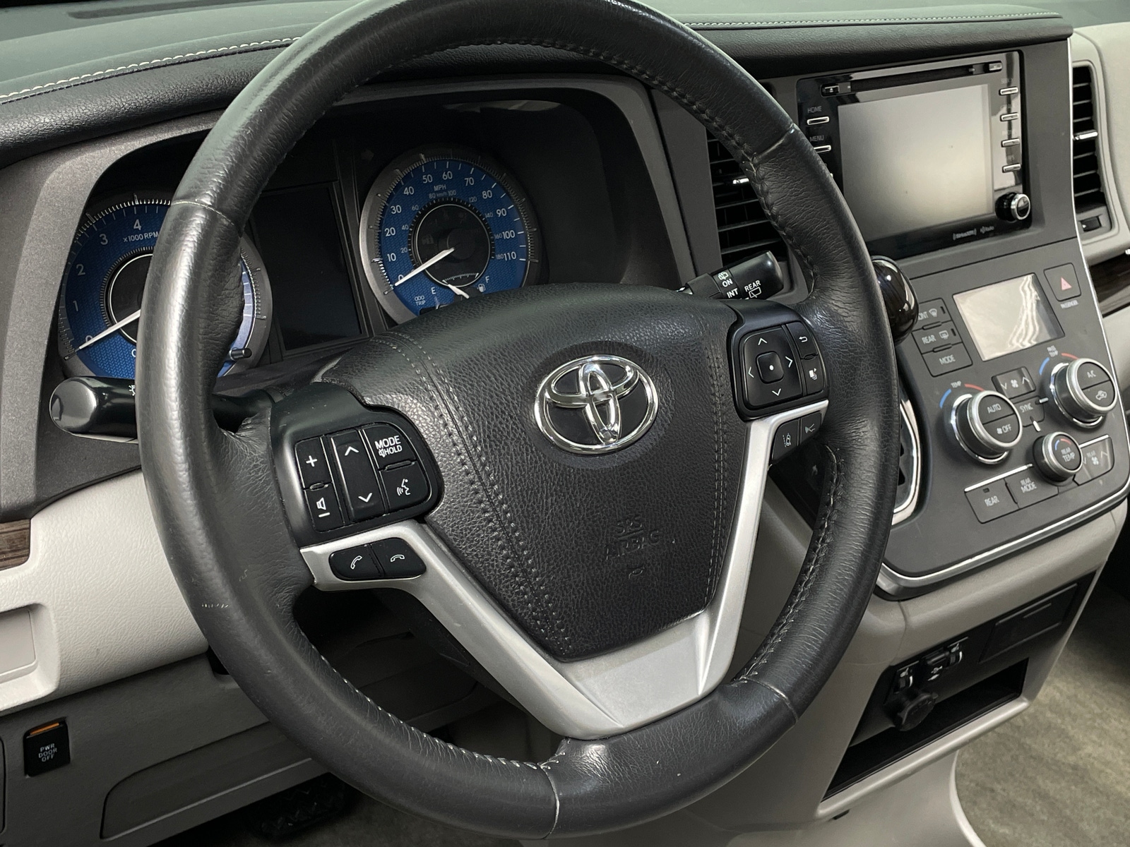 Thumbnail: 2018 Toyota Sienna - 4