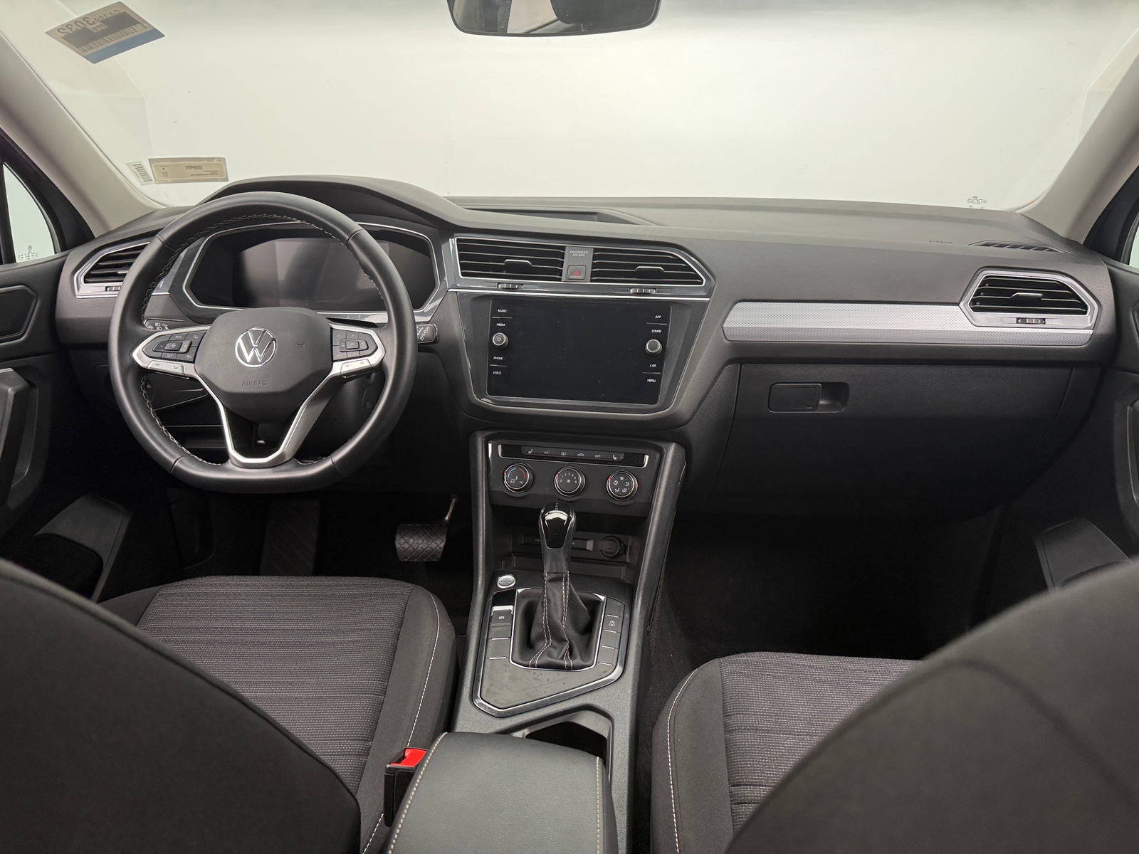 Thumbnail: 2024 Volkswagen Tiguan - 3