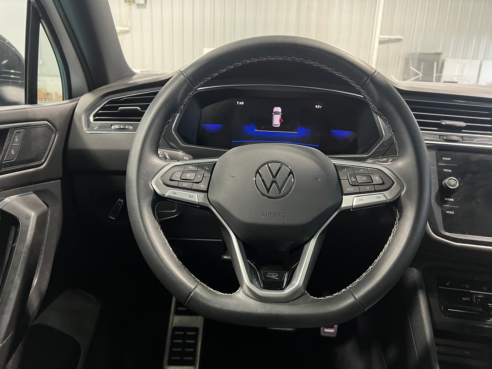 Thumbnail: 2023 Volkswagen Tiguan - 4