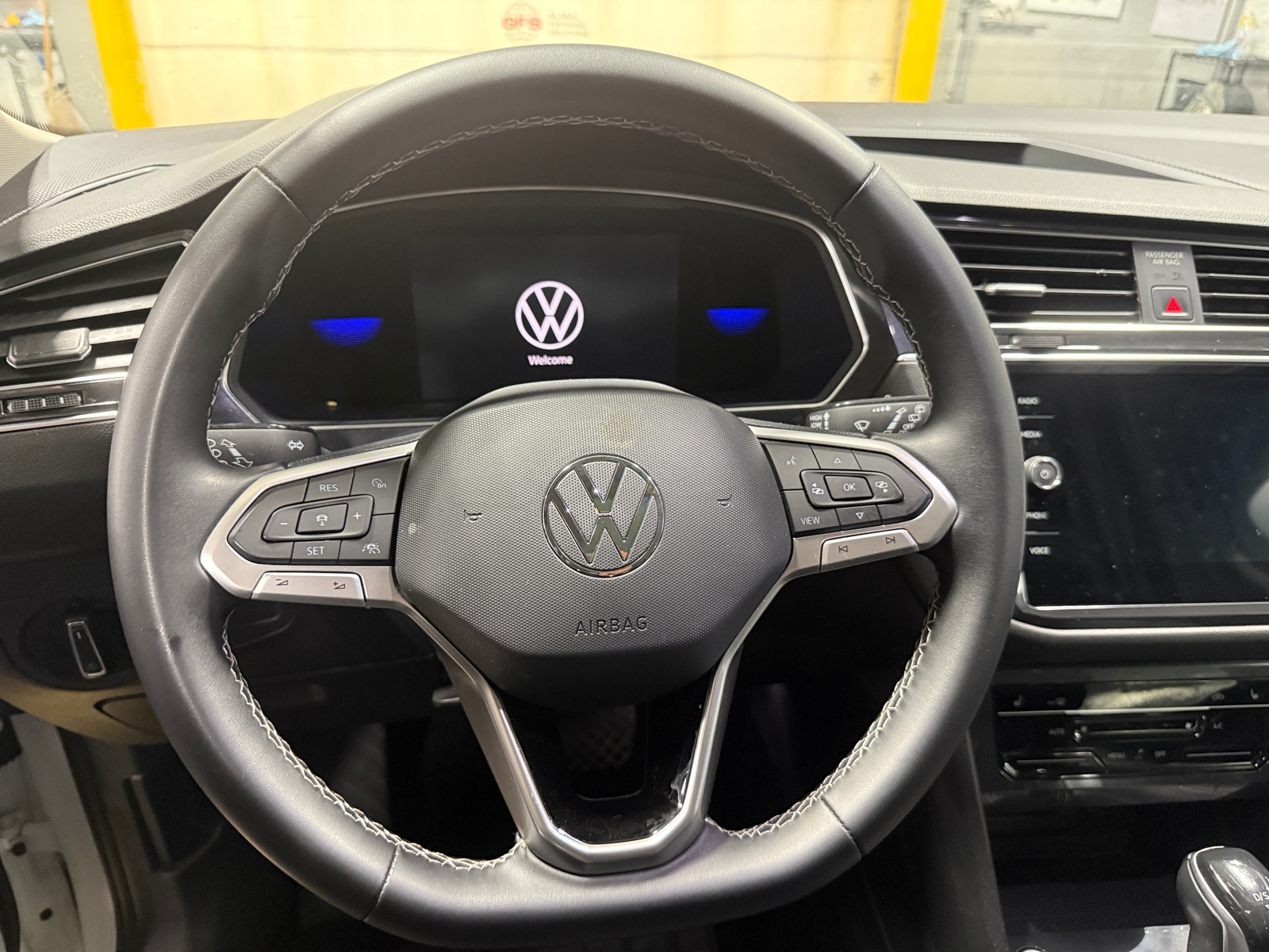 Thumbnail: 2022 Volkswagen Tiguan - 4