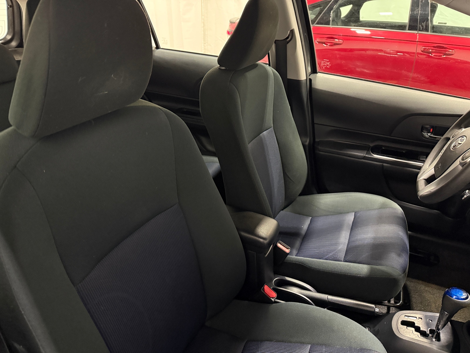 Thumbnail: 2016 Toyota Prius c - 2