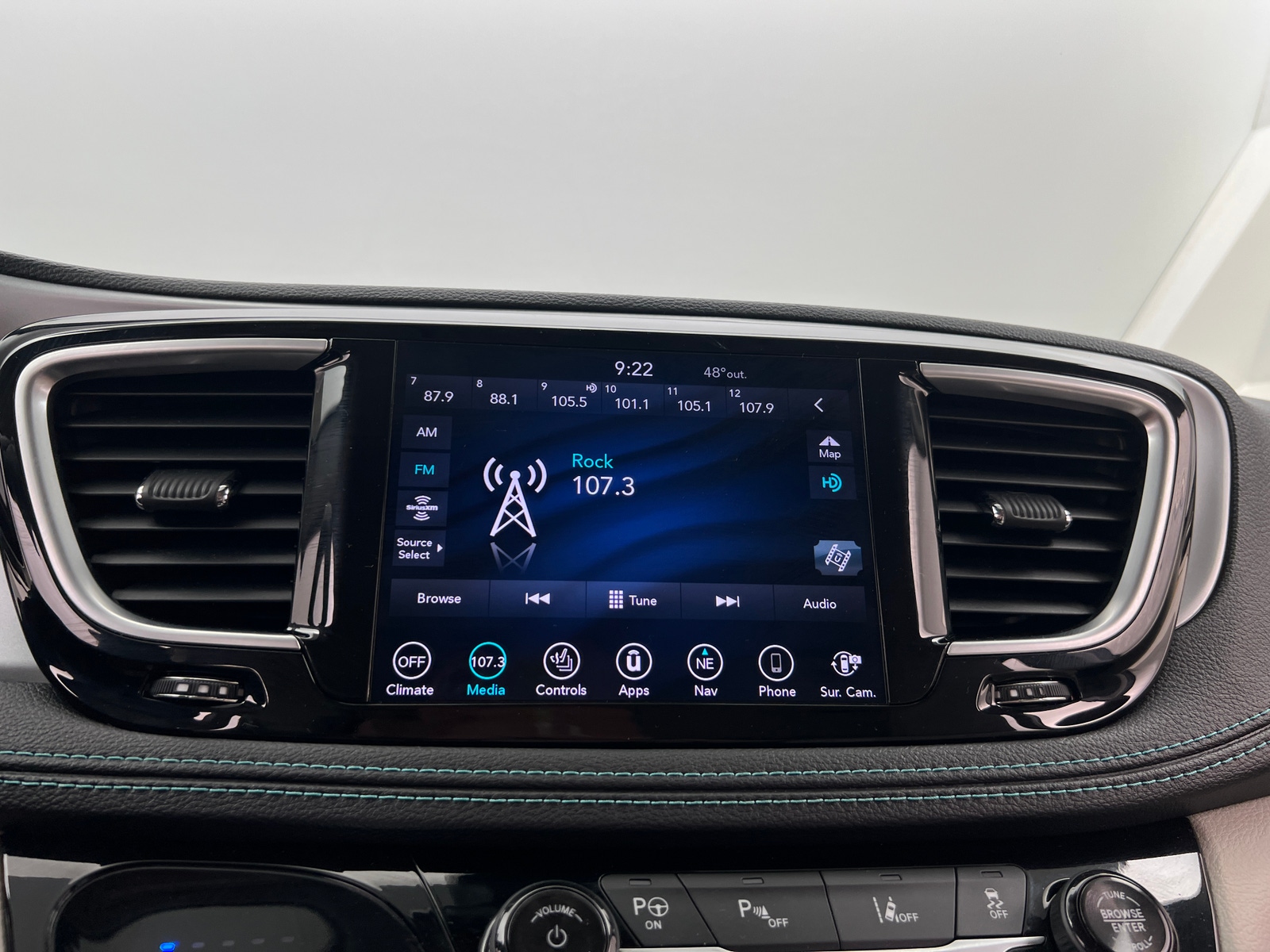 Thumbnail: 2018 Chrysler Pacifica - 3