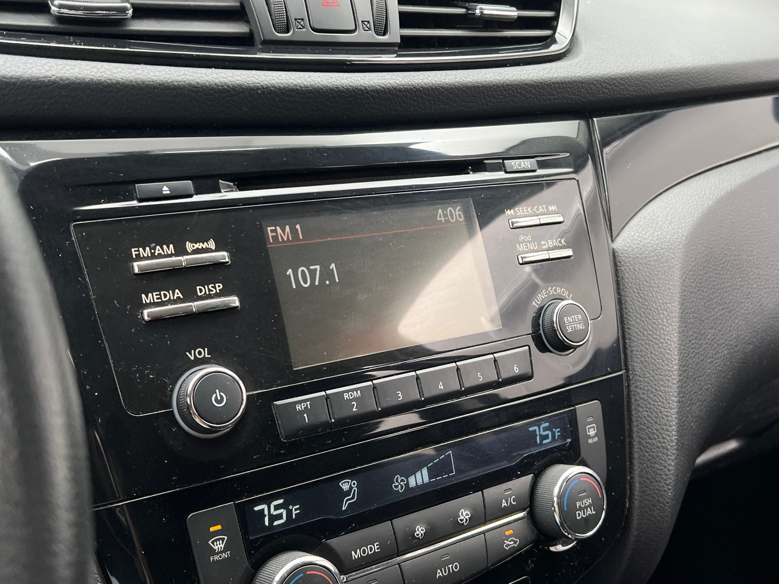 Thumbnail: 2017 Nissan Rogue Sport - 4