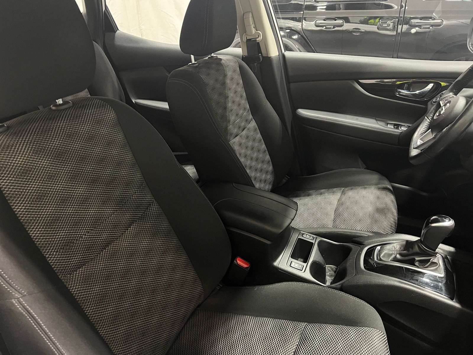 Thumbnail: 2017 Nissan Rogue Sport - 2