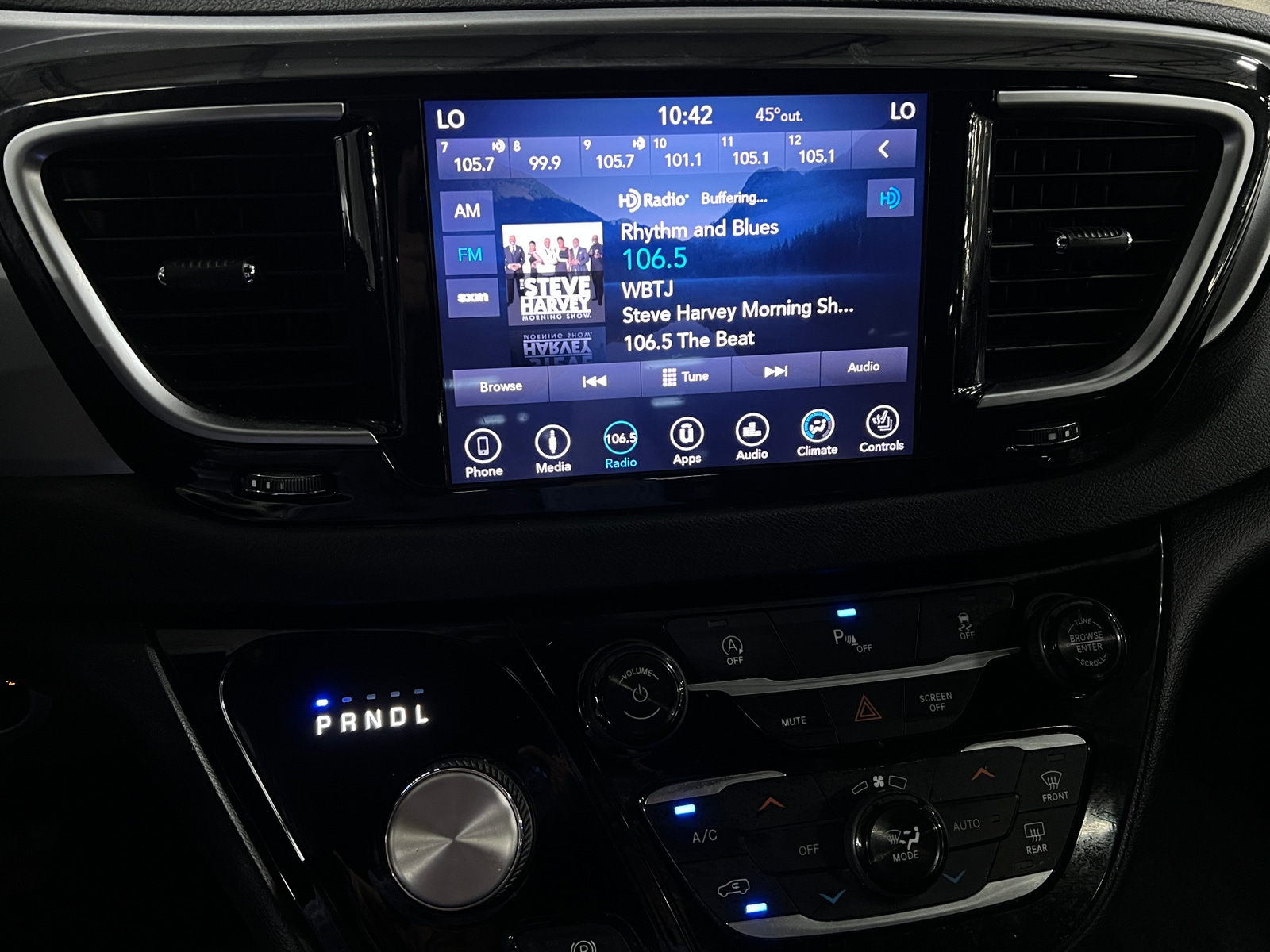 Thumbnail: 2018 Chrysler Pacifica - 3