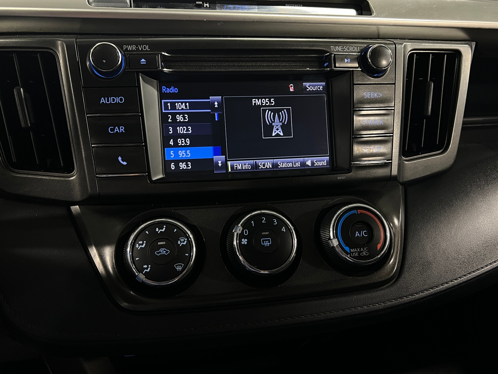 Thumbnail: 2015 Toyota RAV4 - 4