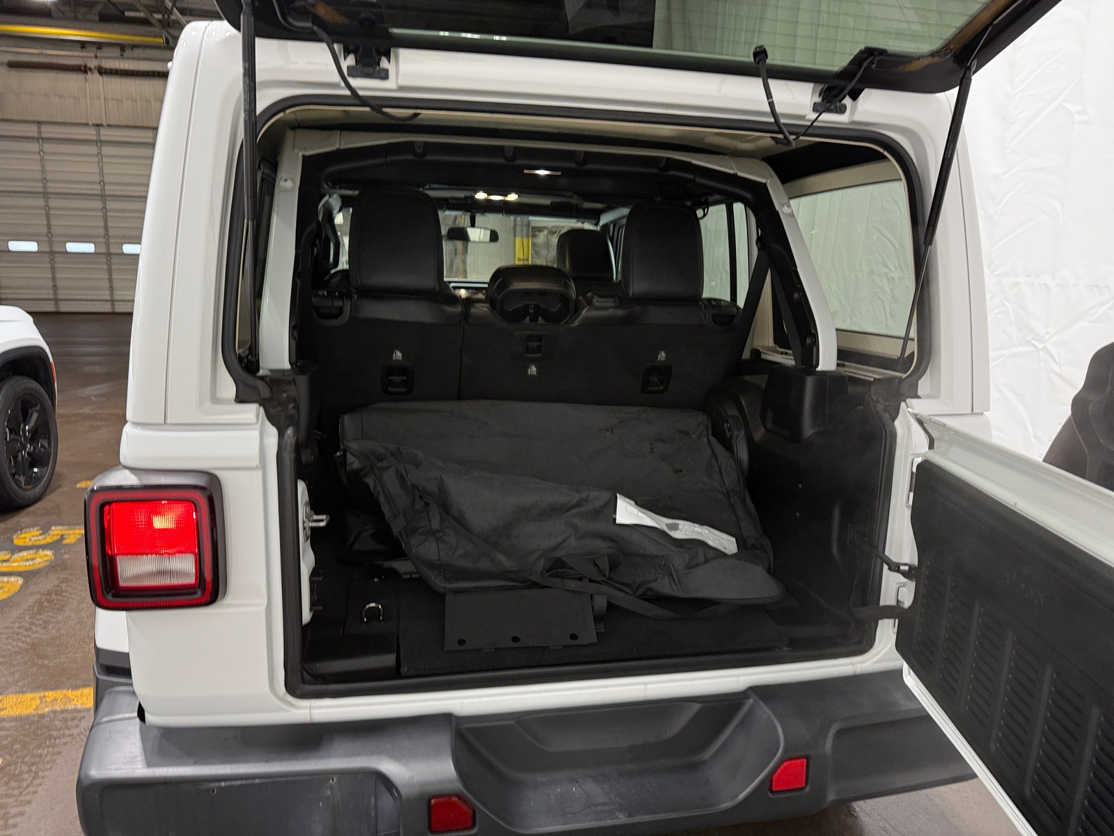 Thumbnail: 2019 Jeep Wrangler - 6