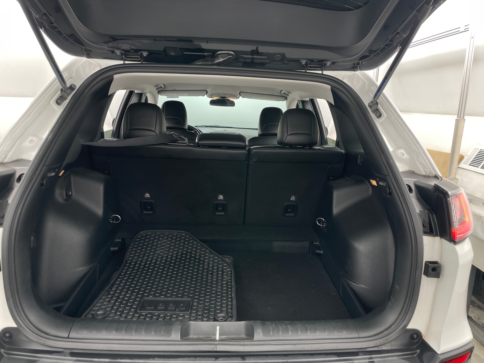 Thumbnail: 2020 Jeep Cherokee - 7