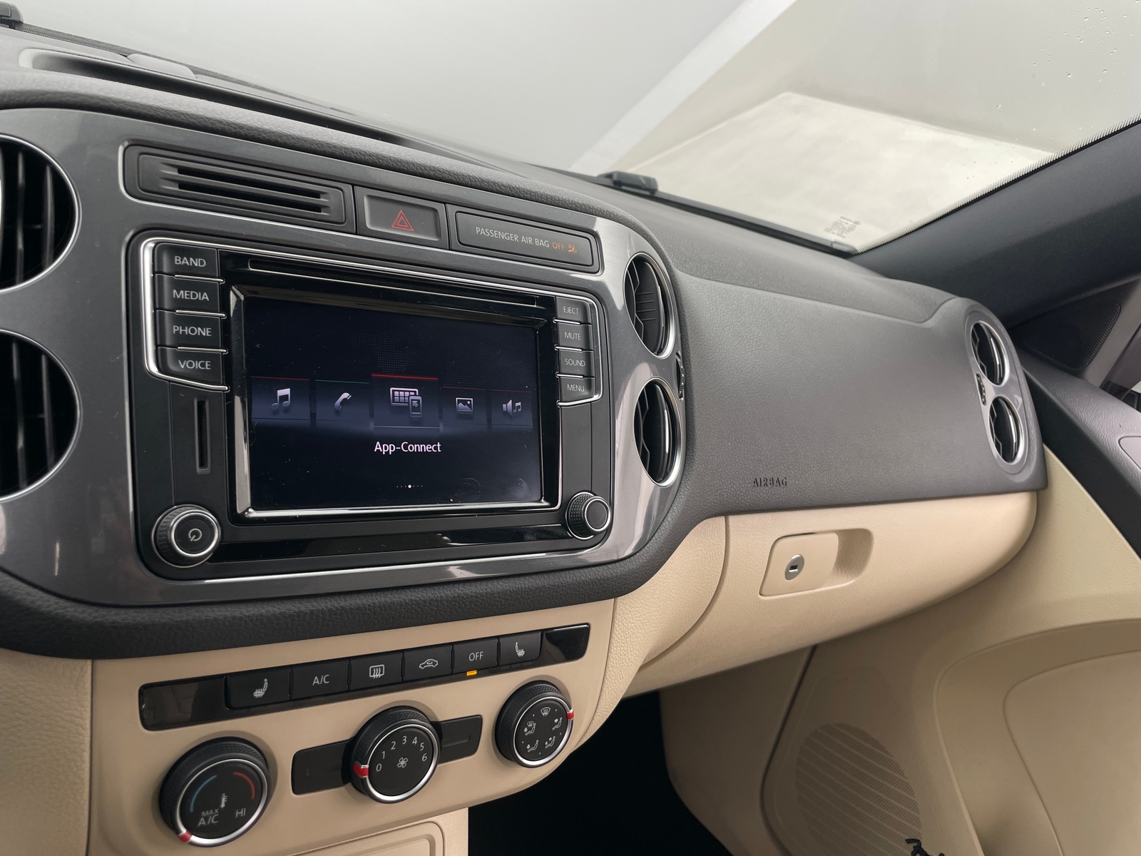 Thumbnail: 2016 Volkswagen Tiguan - 3