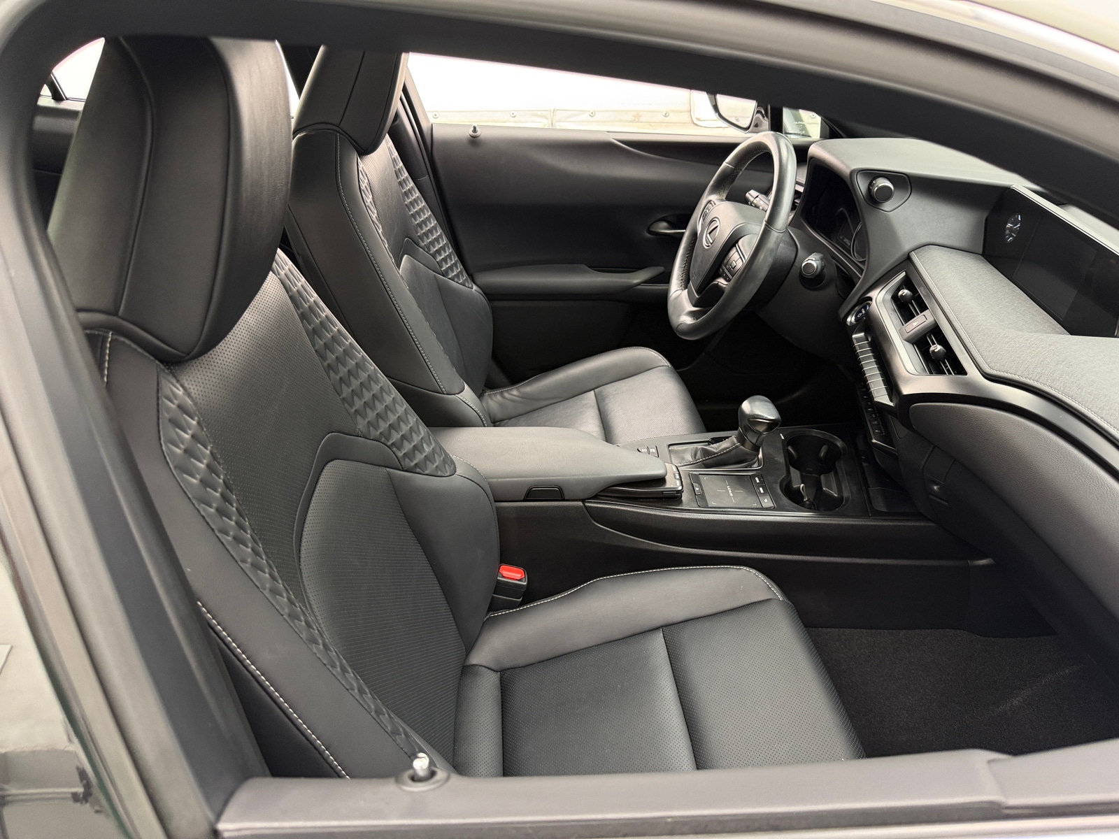 Thumbnail: 2021 Lexus UX - 2